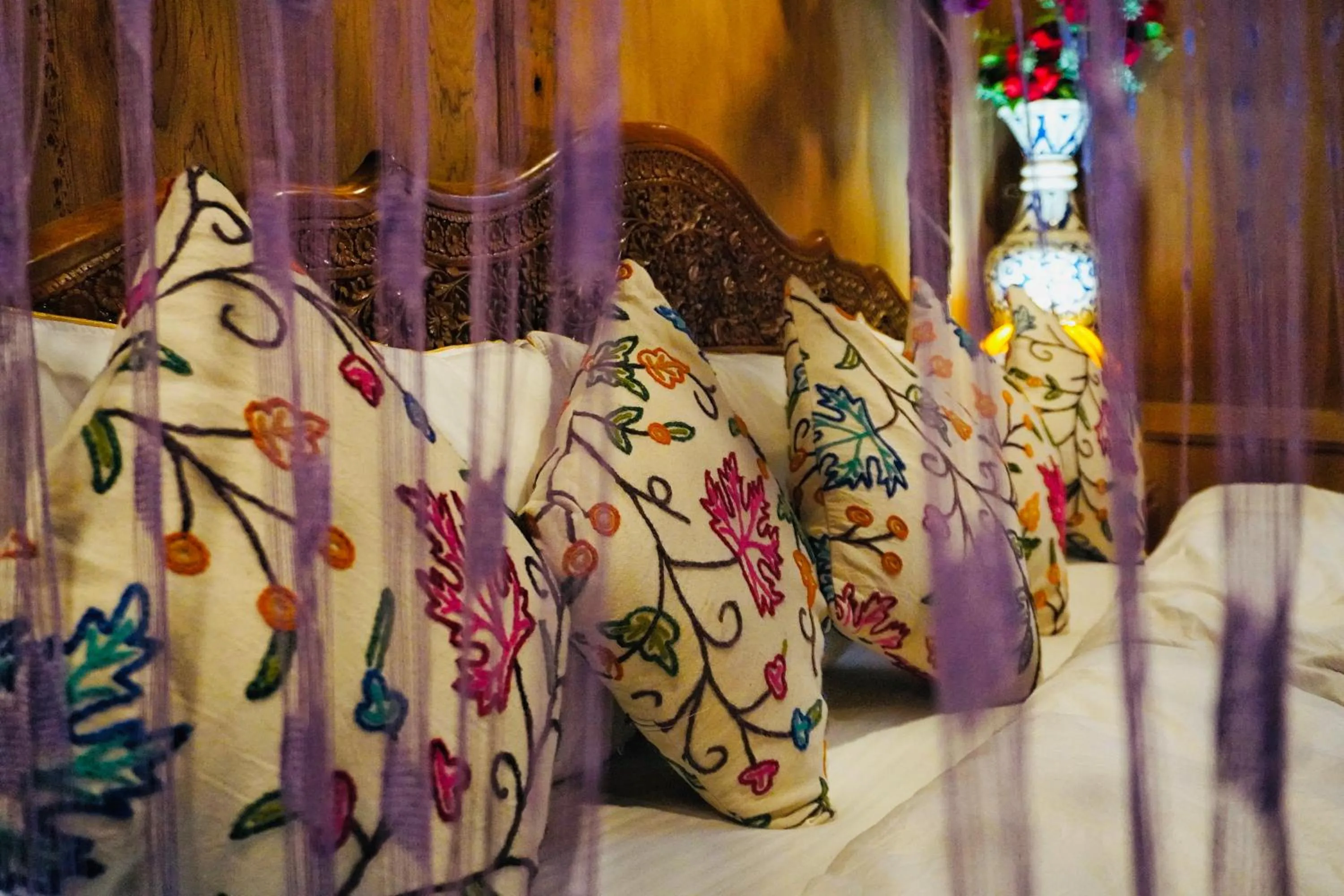 Bedroom, Bed in Swan Group of Houseboats, Golden Dal Lake