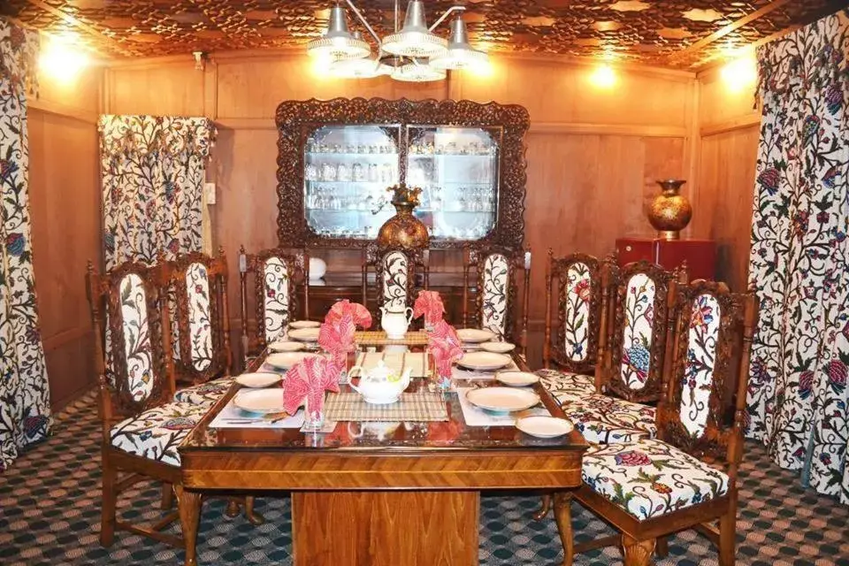 Restaurant/places to eat in Swan Group of Houseboats, Golden Dal Lake Restaurant/places to eat in Swan Group of Houseboats, Golden Dal Lake