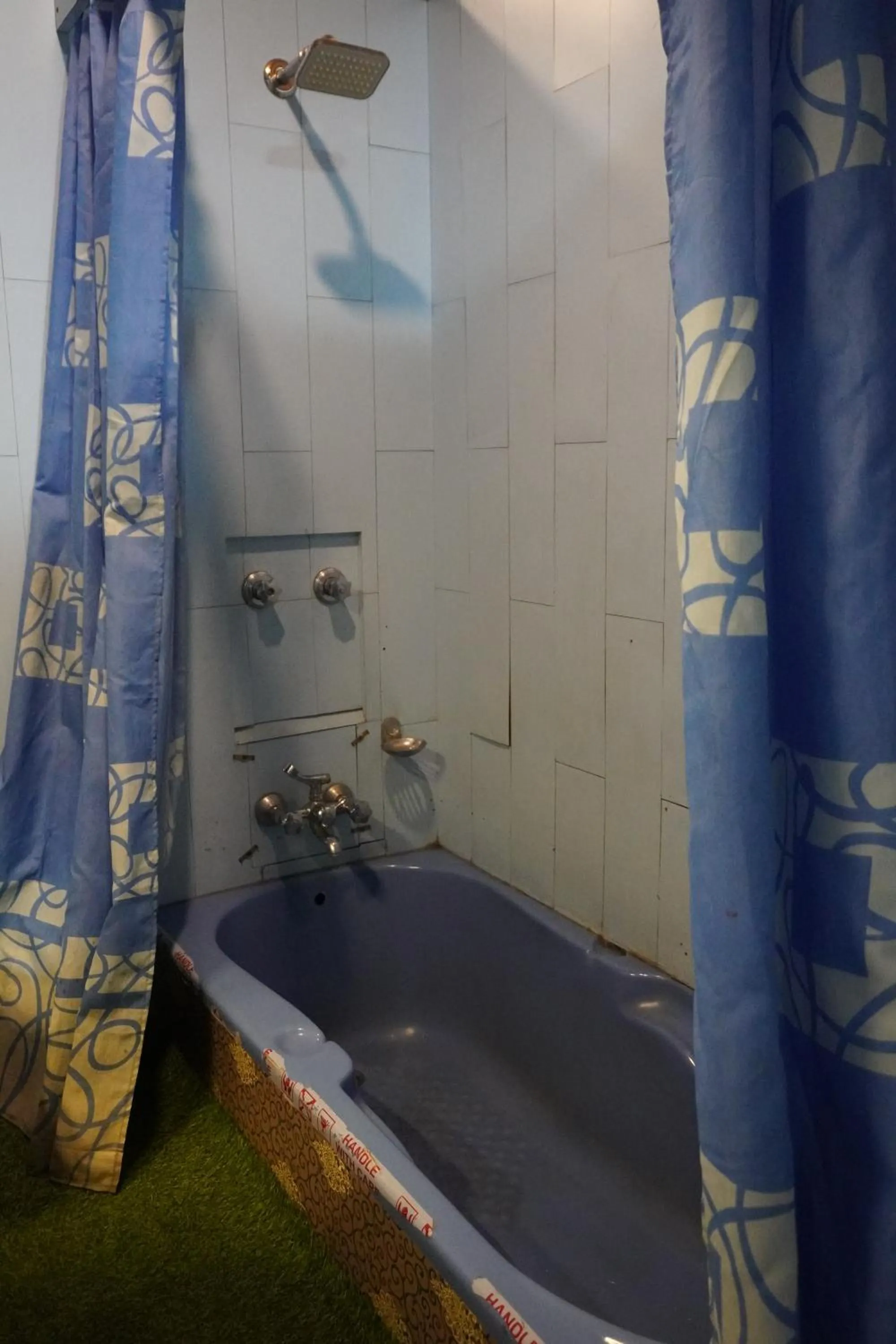 Bath in Swan Group of Houseboats, Golden Dal Lake