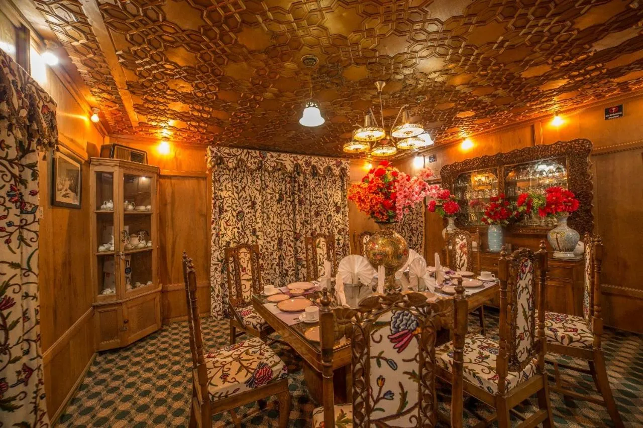 Restaurant/places to eat in Swan Group of Houseboats, Golden Dal Lake