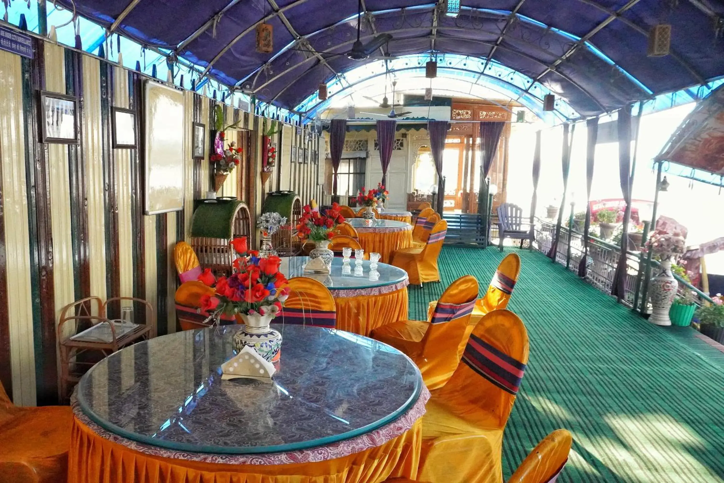 Restaurant/places to eat in Swan Group of Houseboats, Golden Dal Lake Restaurant/places to eat in Swan Group of Houseboats, Golden Dal Lake