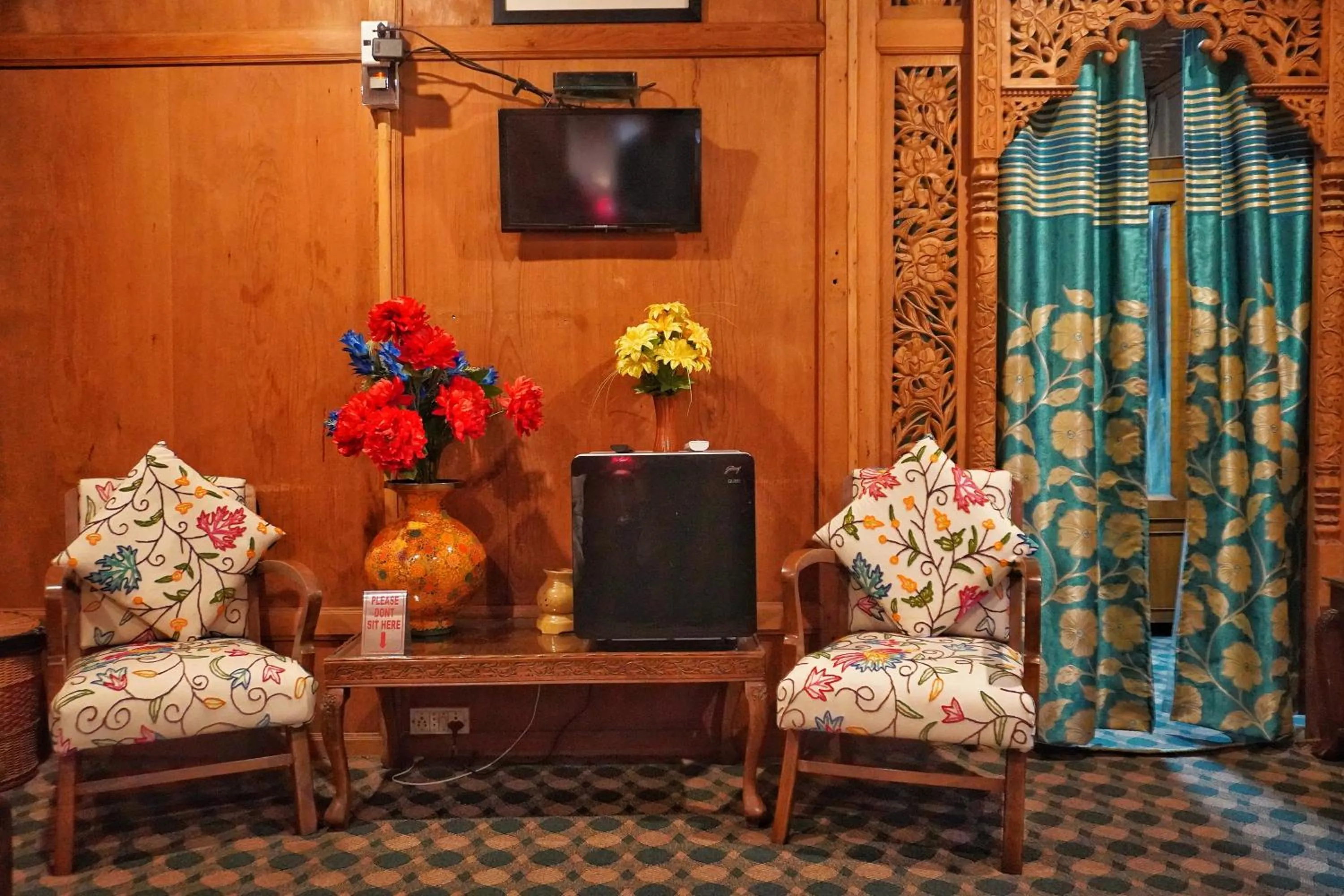 TV and multimedia in Swan Group of Houseboats, Golden Dal Lake