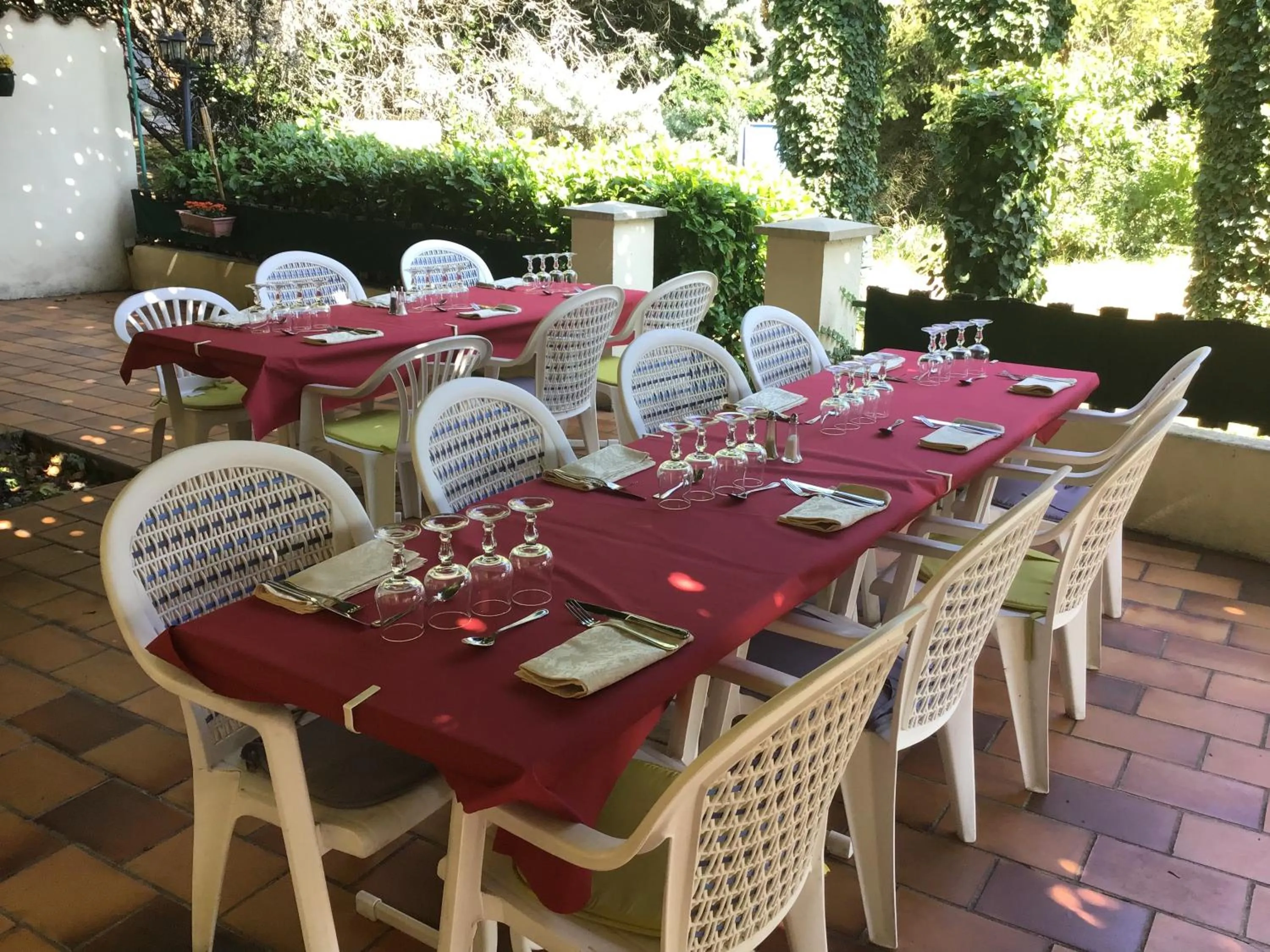 Patio in Logis Hotel Des Voyageurs Restaurant La Bonne Tabl'Hay