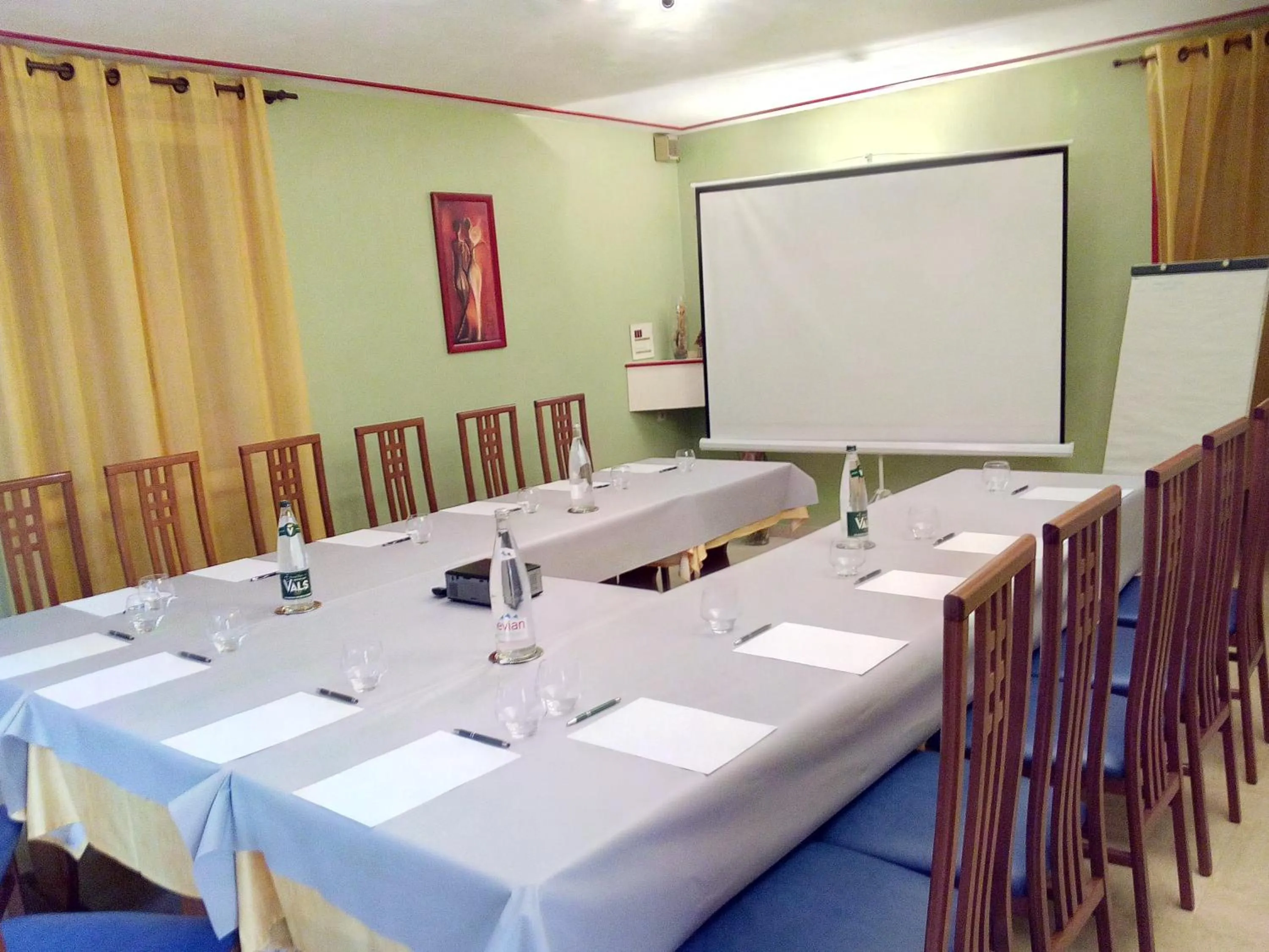 Meeting/conference room in Logis Hotel Des Voyageurs Restaurant La Bonne Tabl'Hay