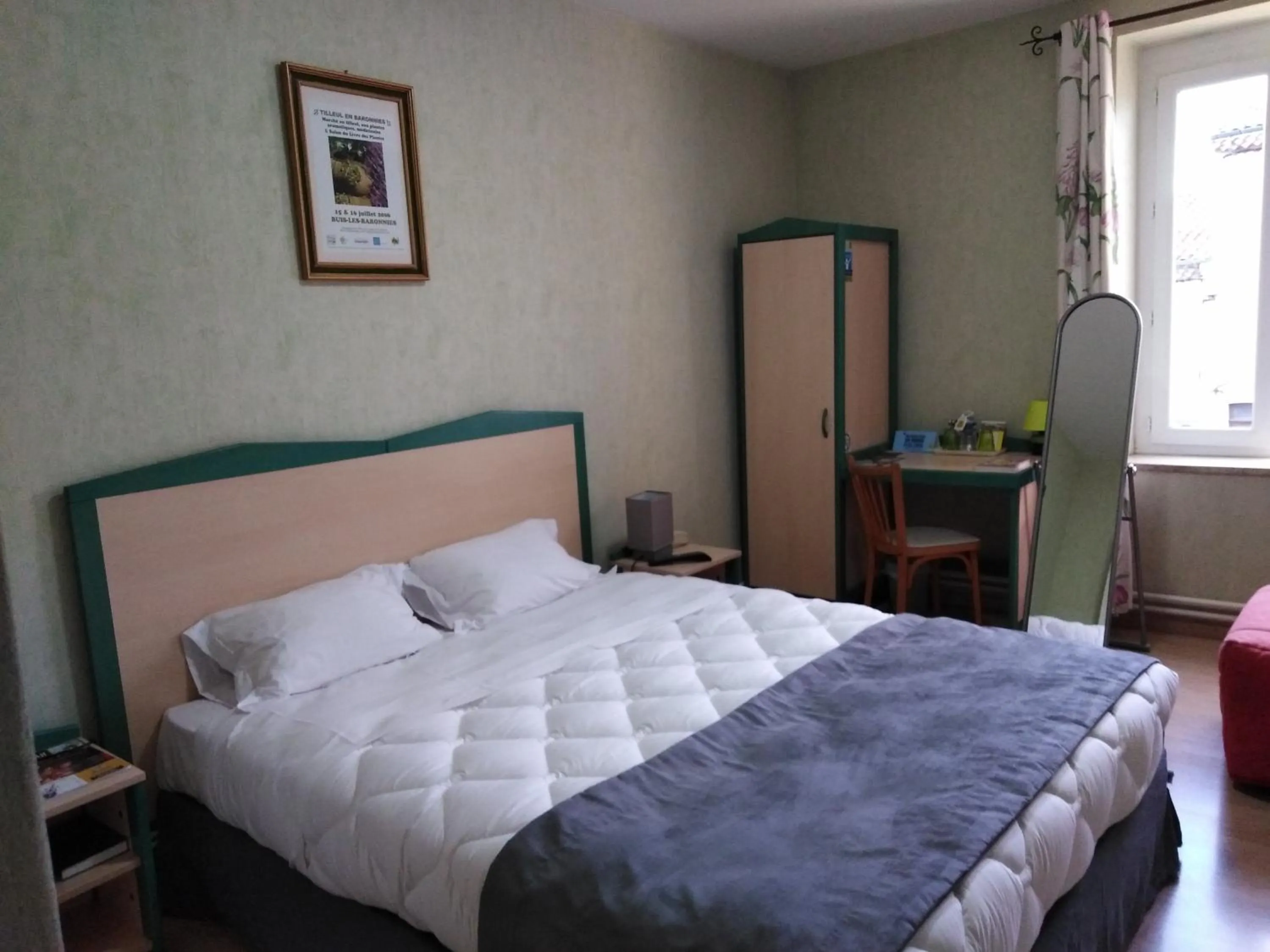 Photo of the whole room, Bed in Logis Hotel Des Voyageurs Restaurant La Bonne Tabl'Hay