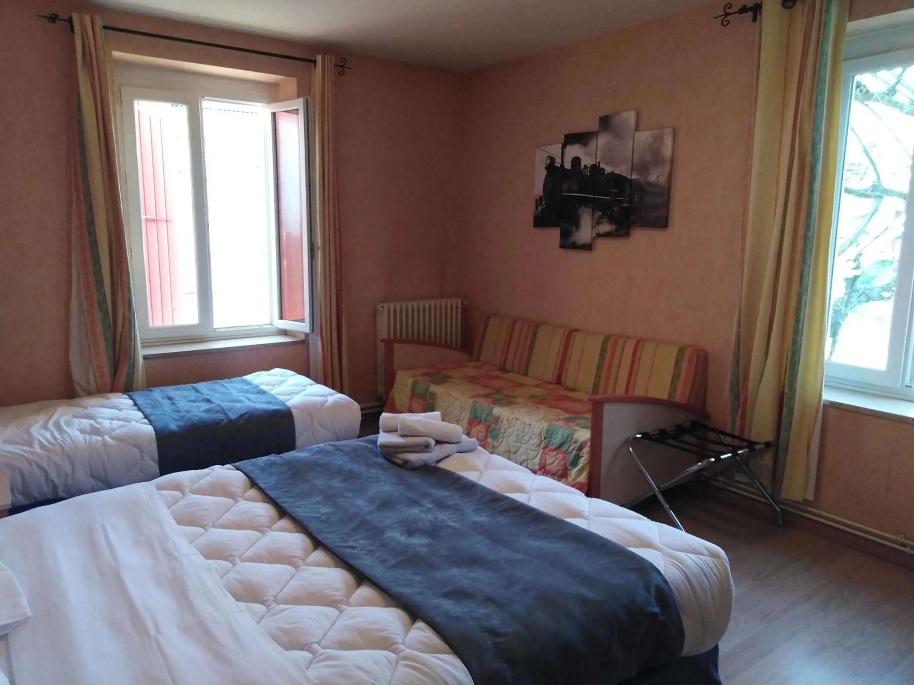 Photo of the whole room, Bed in Logis Hotel Des Voyageurs Restaurant La Bonne Tabl'Hay