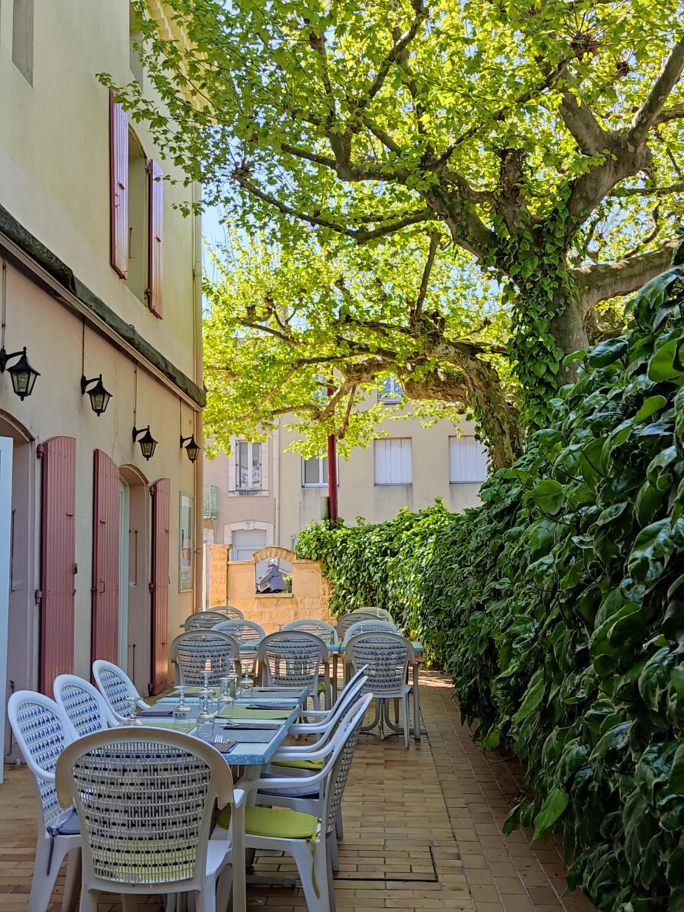 Garden in Logis Hotel Des Voyageurs Restaurant La Bonne Tabl'Hay