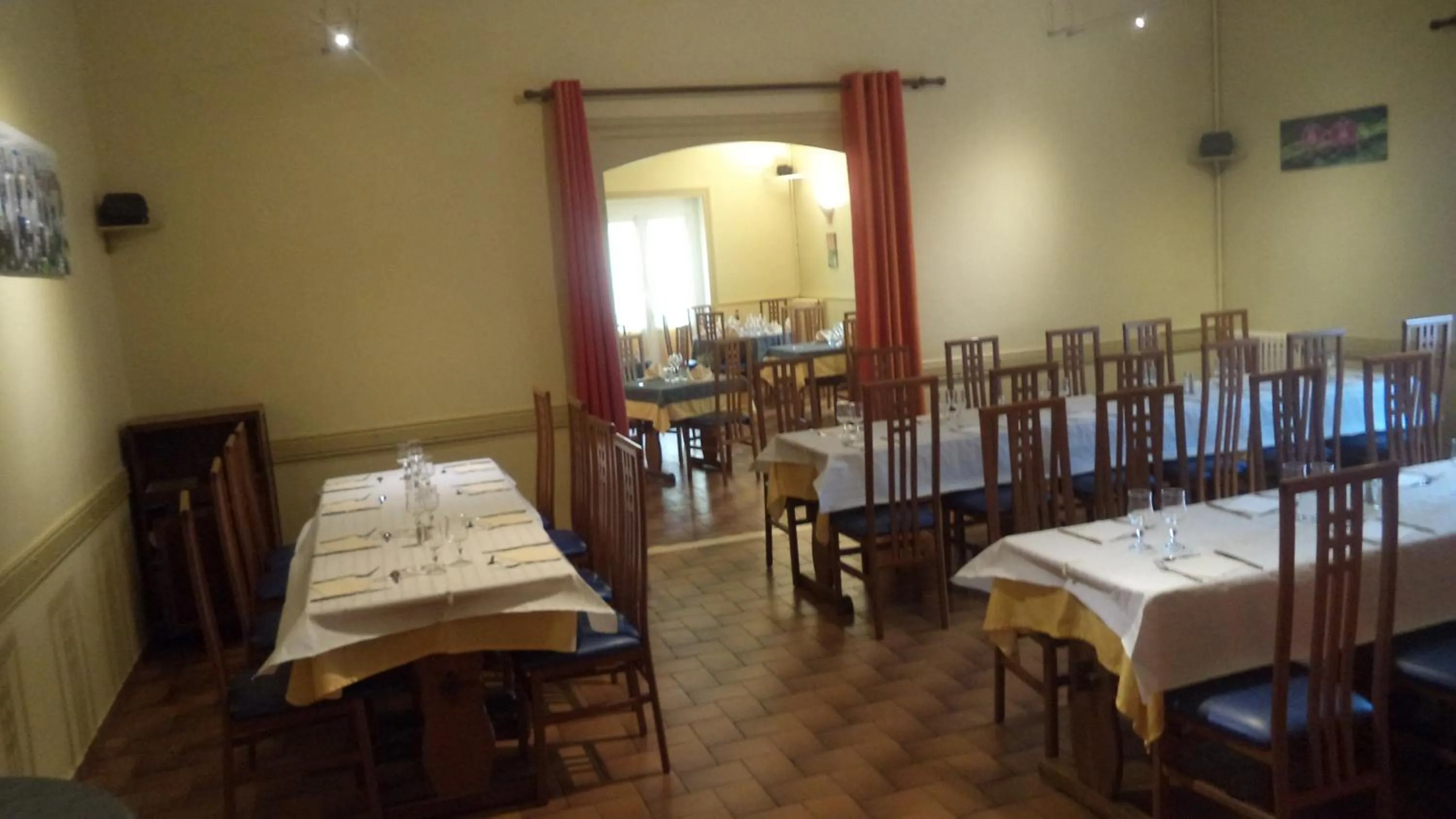 Banquet/Function facilities in Logis Hotel Des Voyageurs Restaurant La Bonne Tabl'Hay