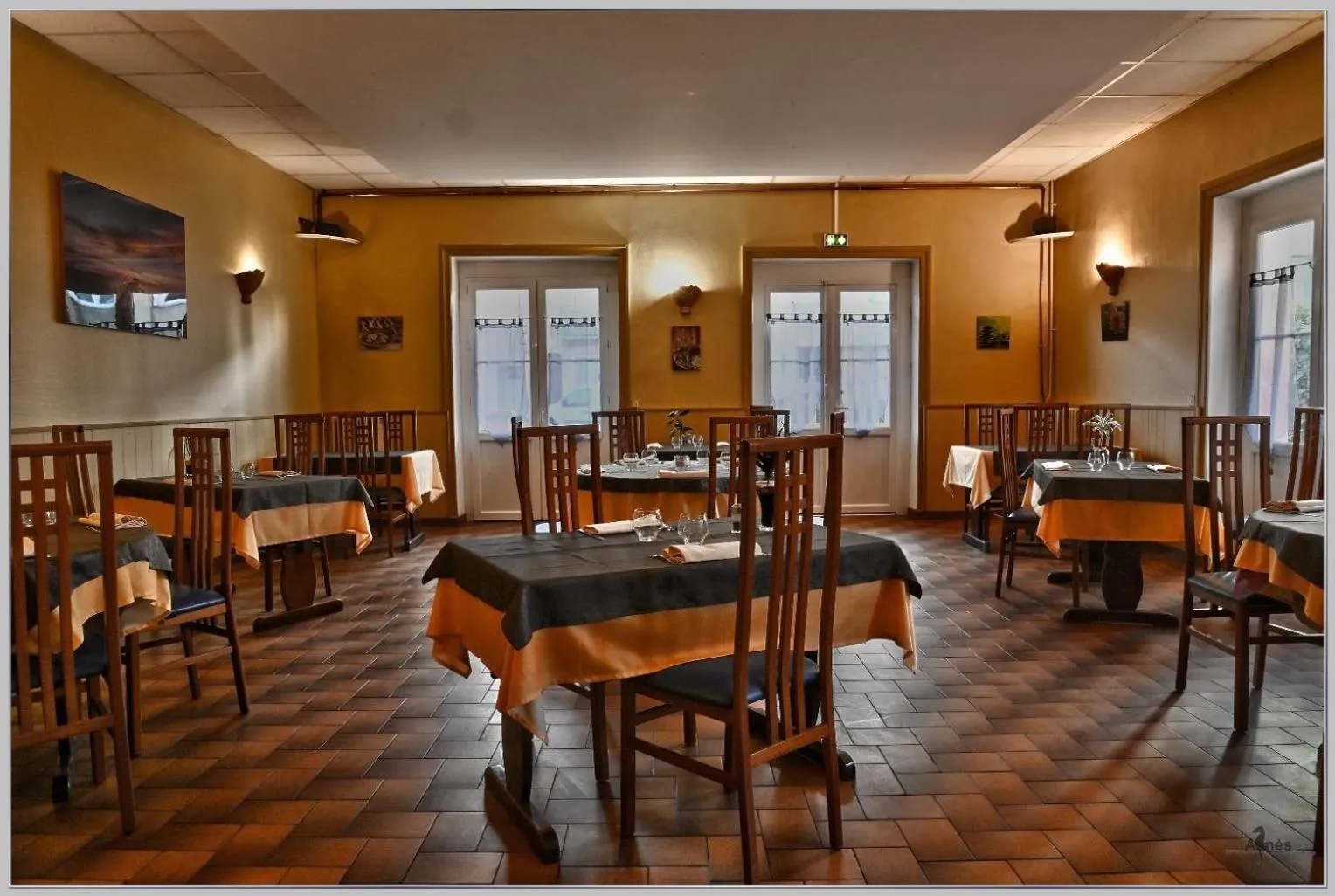 Restaurant/places to eat in Logis Hotel Des Voyageurs Restaurant La Bonne Tabl'Hay