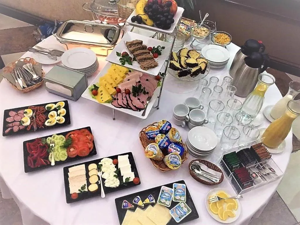 Buffet breakfast in Hotel Jaśmin