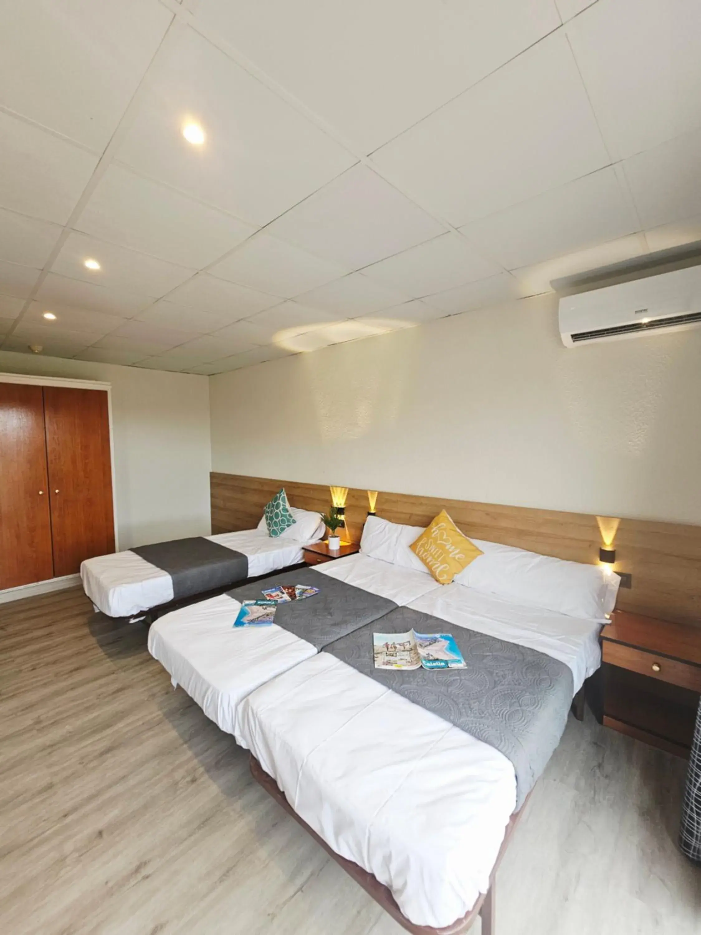 Triple Room with Private Bathroom in Hotel Mar i Sol Triple Room with Private Bathroom in Hotel Mar i Sol