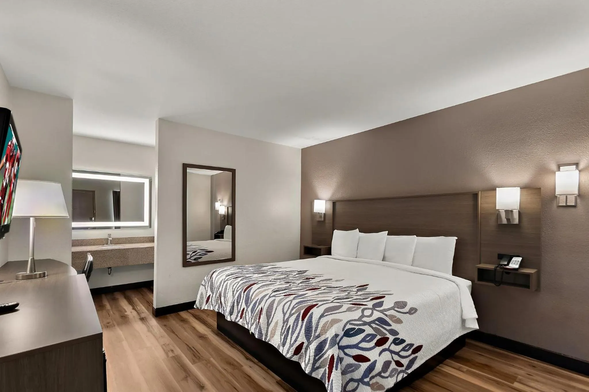 Photo of the whole room, Bed in Red Roof Inn Winchester, VA