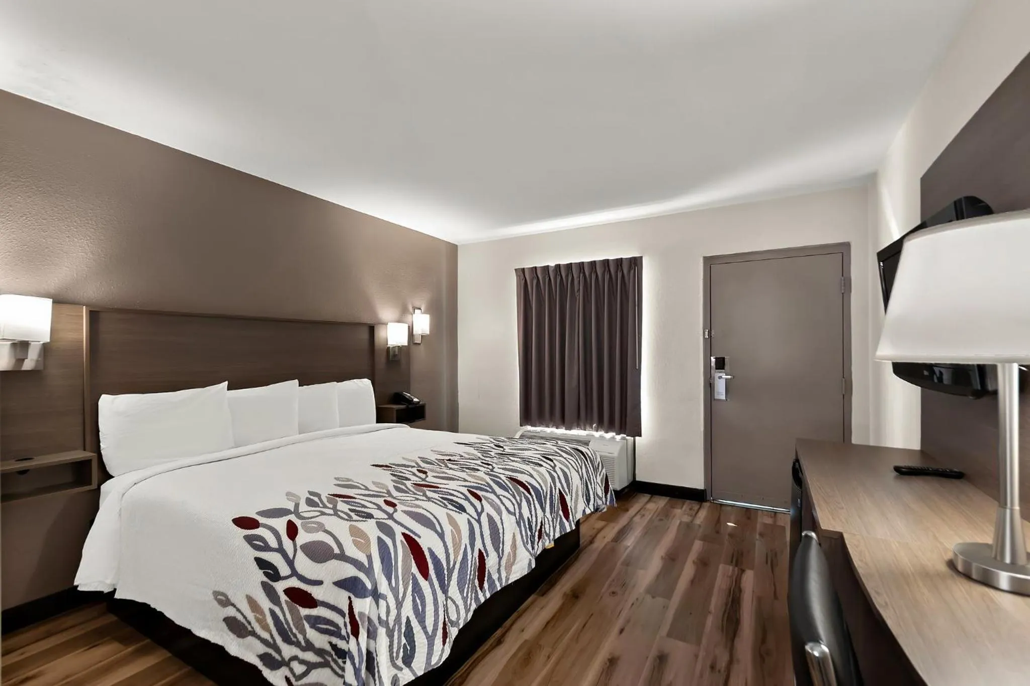 Photo of the whole room, Bed in Red Roof Inn Winchester, VA