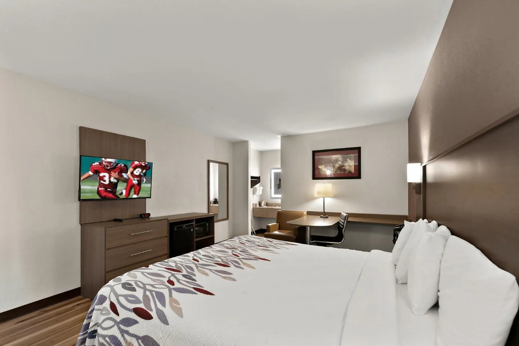 Photo of the whole room, Bed in Red Roof Inn Winchester, VA