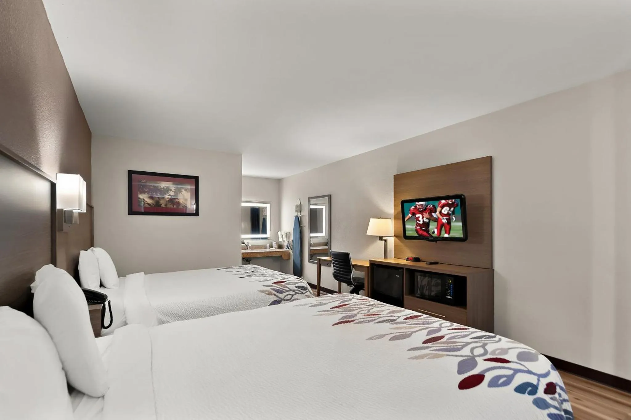 Photo of the whole room, Bed in Red Roof Inn Winchester, VA