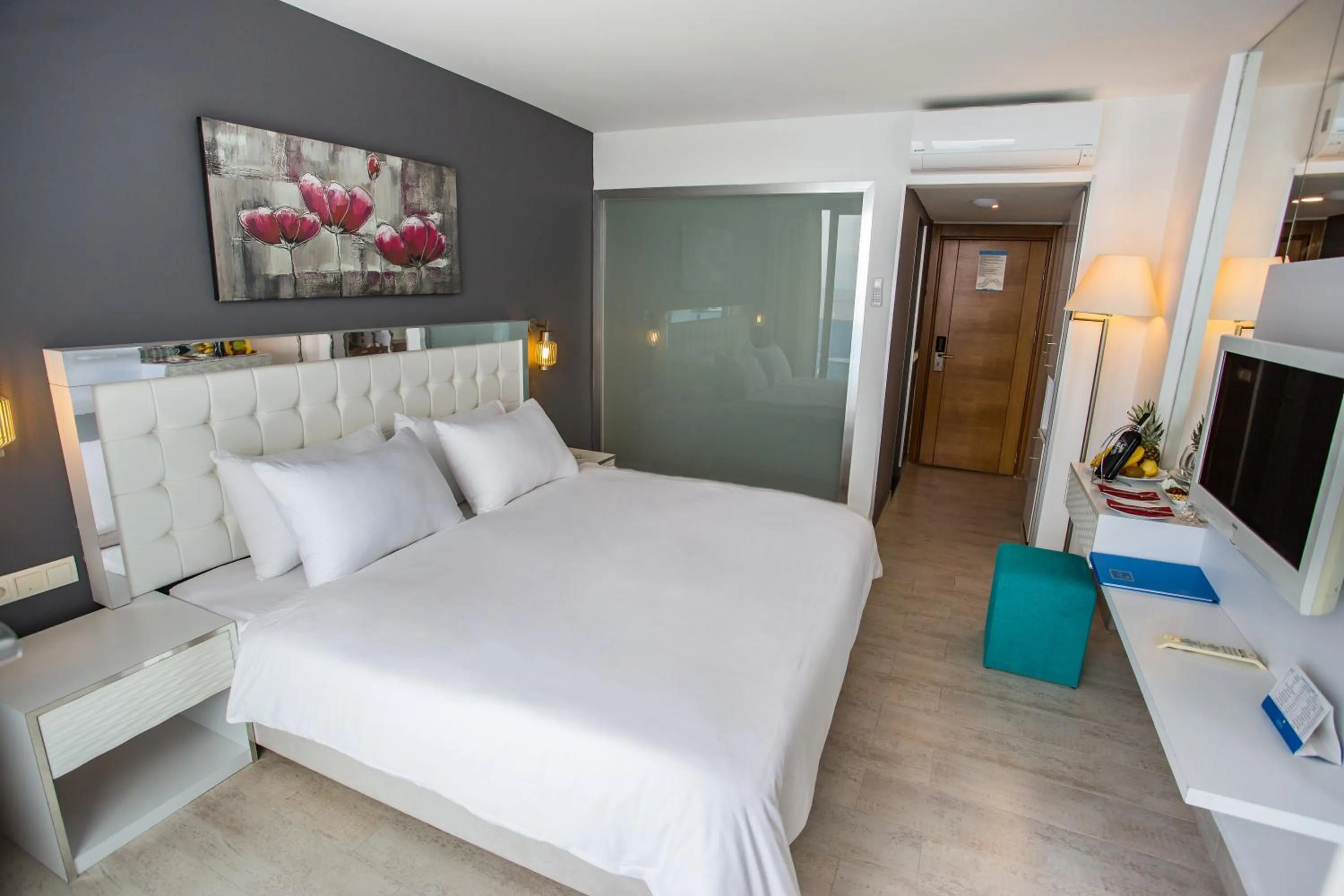 Photo of the whole room in Le Bleu Hotel & Resort Kusadasi