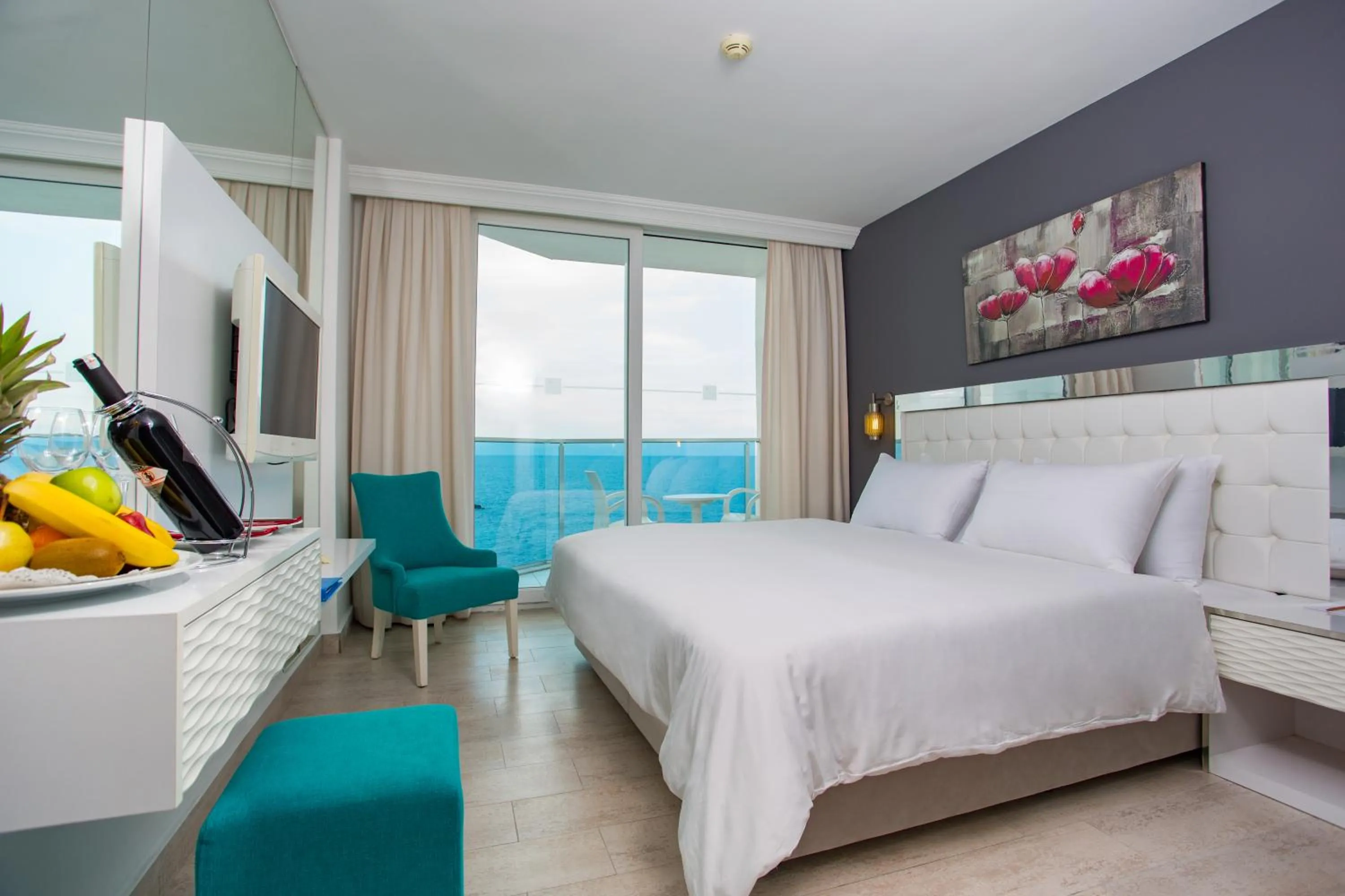 Photo of the whole room in Le Bleu Hotel & Resort Kusadasi