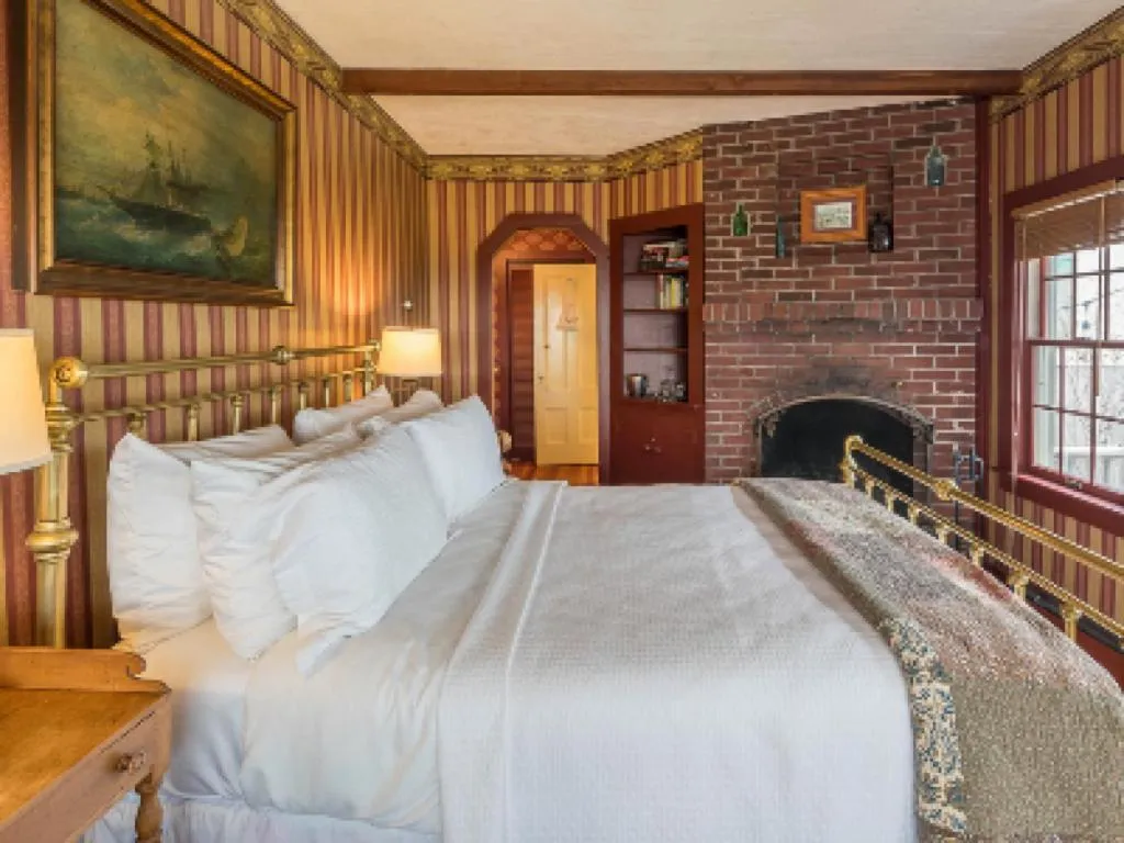 Bedroom, Bed in Snug Cottage