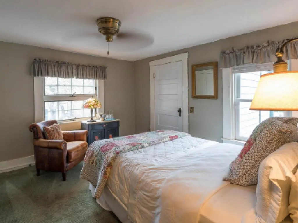 Bedroom, Bed in Snug Cottage