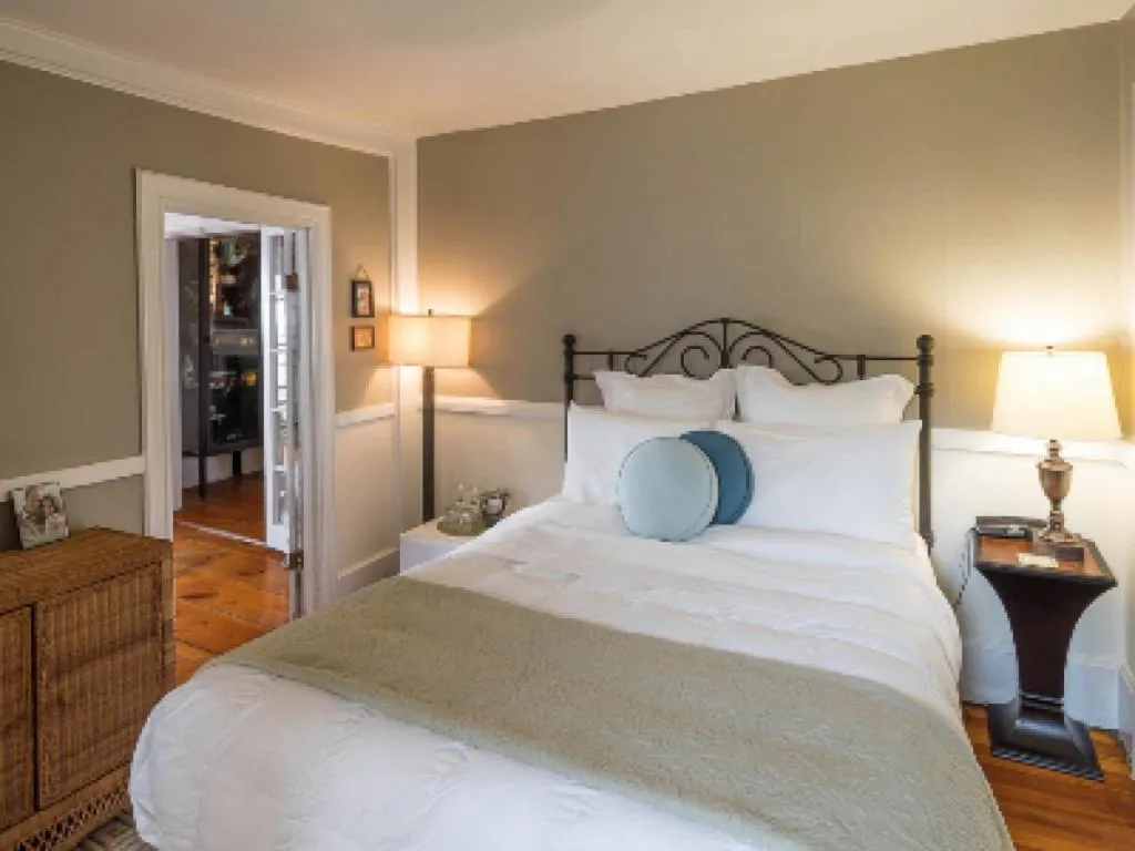 Bedroom, Bed in Snug Cottage