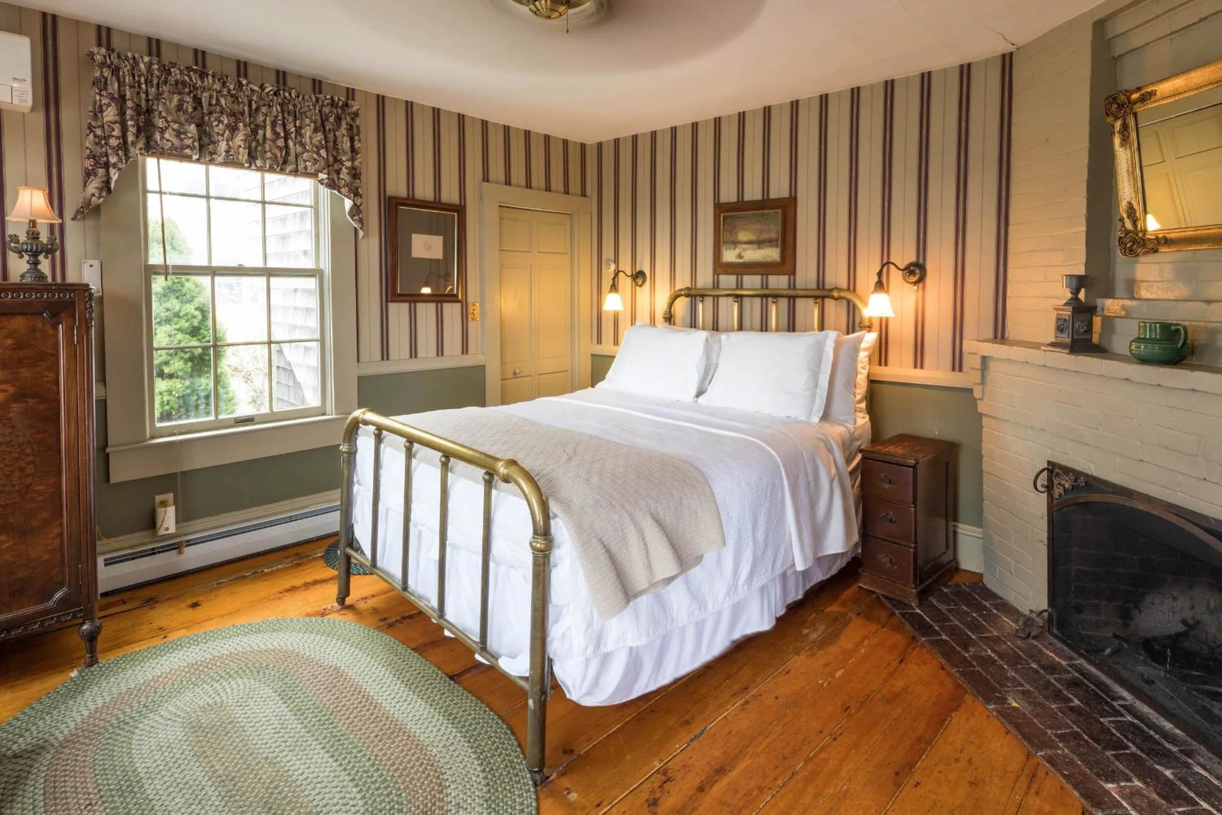 Bedroom, Bed in Snug Cottage