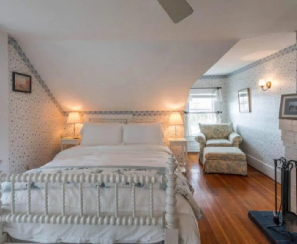 Bedroom, Bed in Snug Cottage