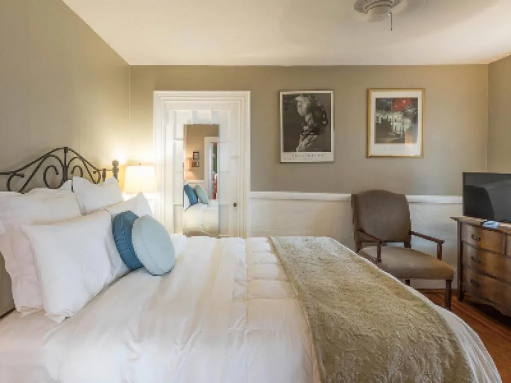 Bedroom, Bed in Snug Cottage