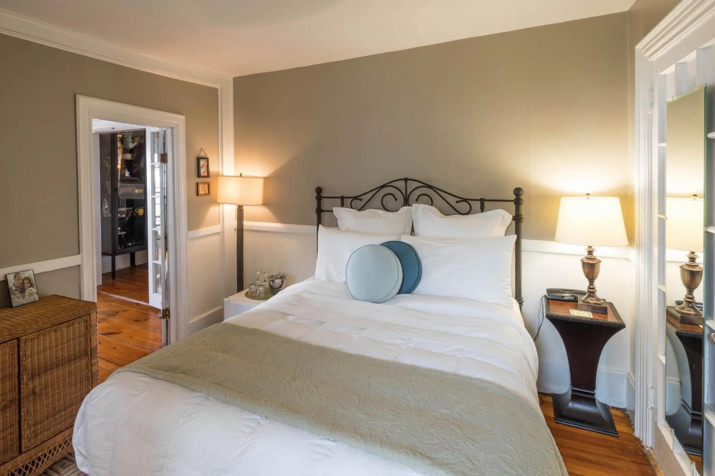 Bedroom, Bed in Snug Cottage