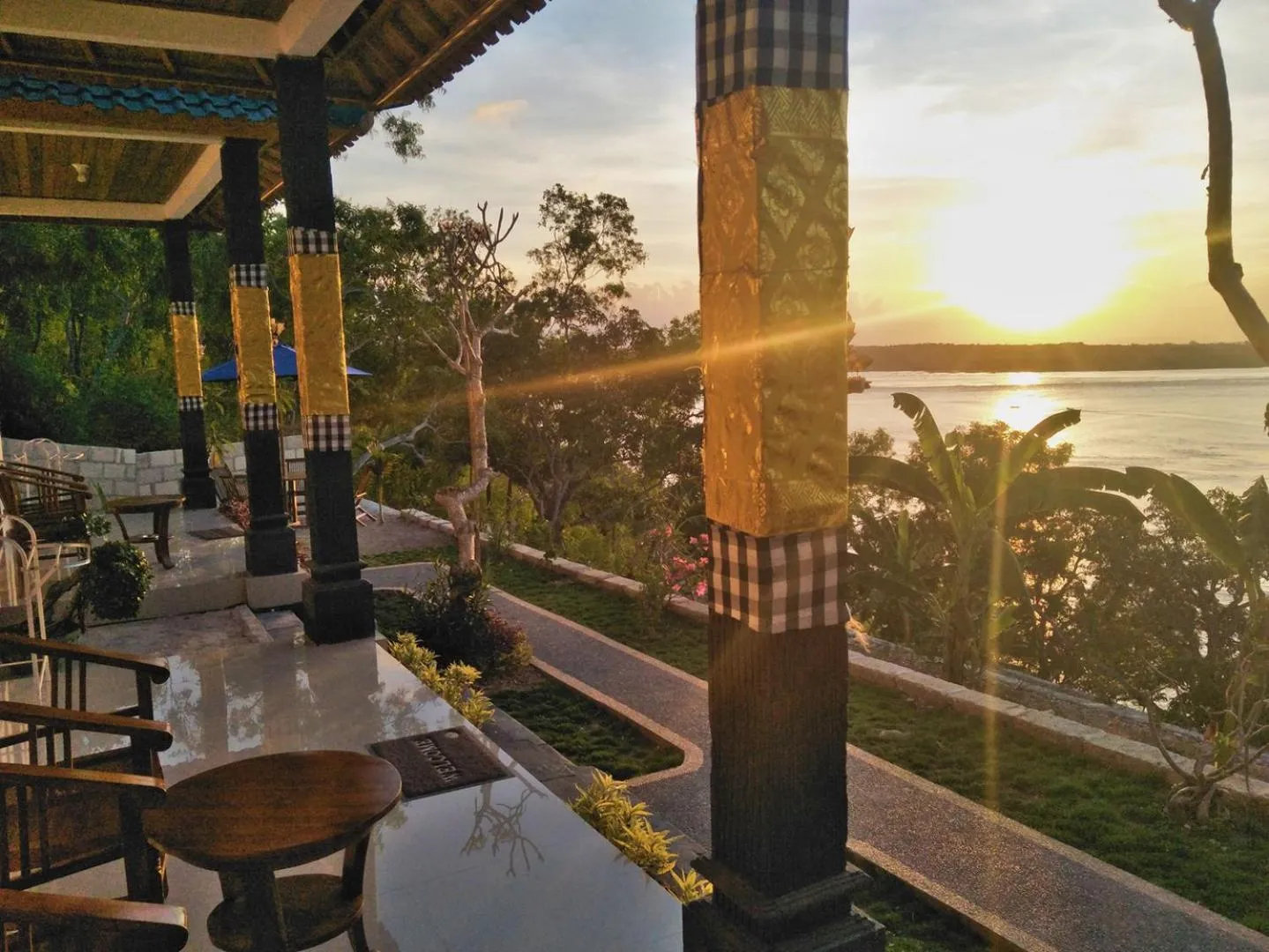 Garden view in Prasi Sunset Bungalows