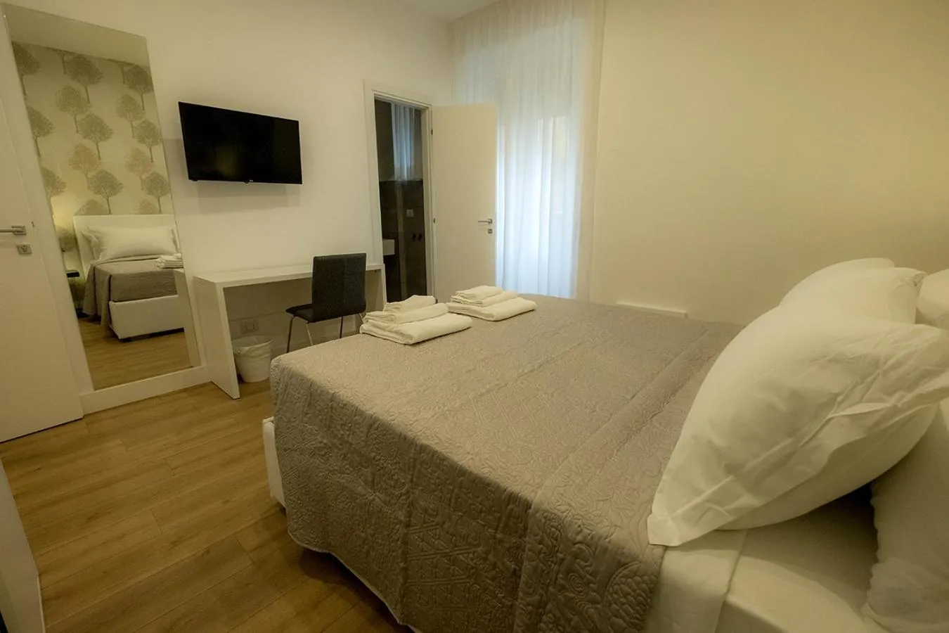 Photo of the whole room, Bed in Suite Pinturicchio