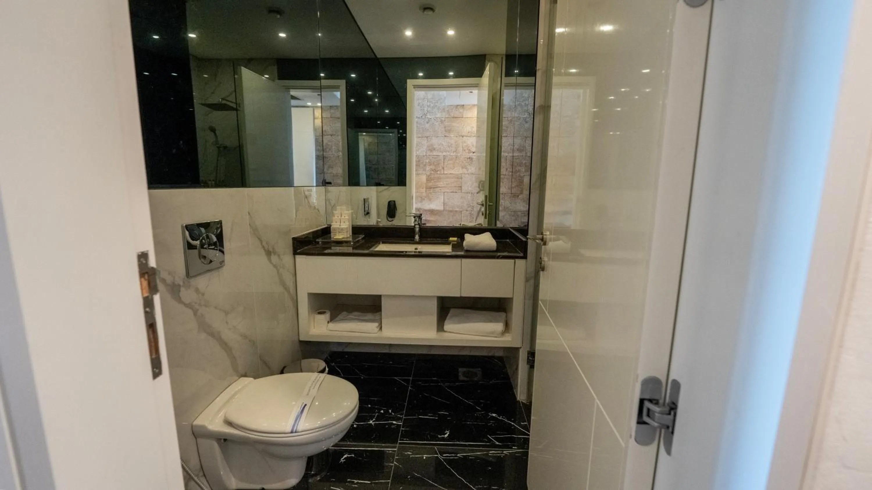 Shower in Lancaster Eden Bay