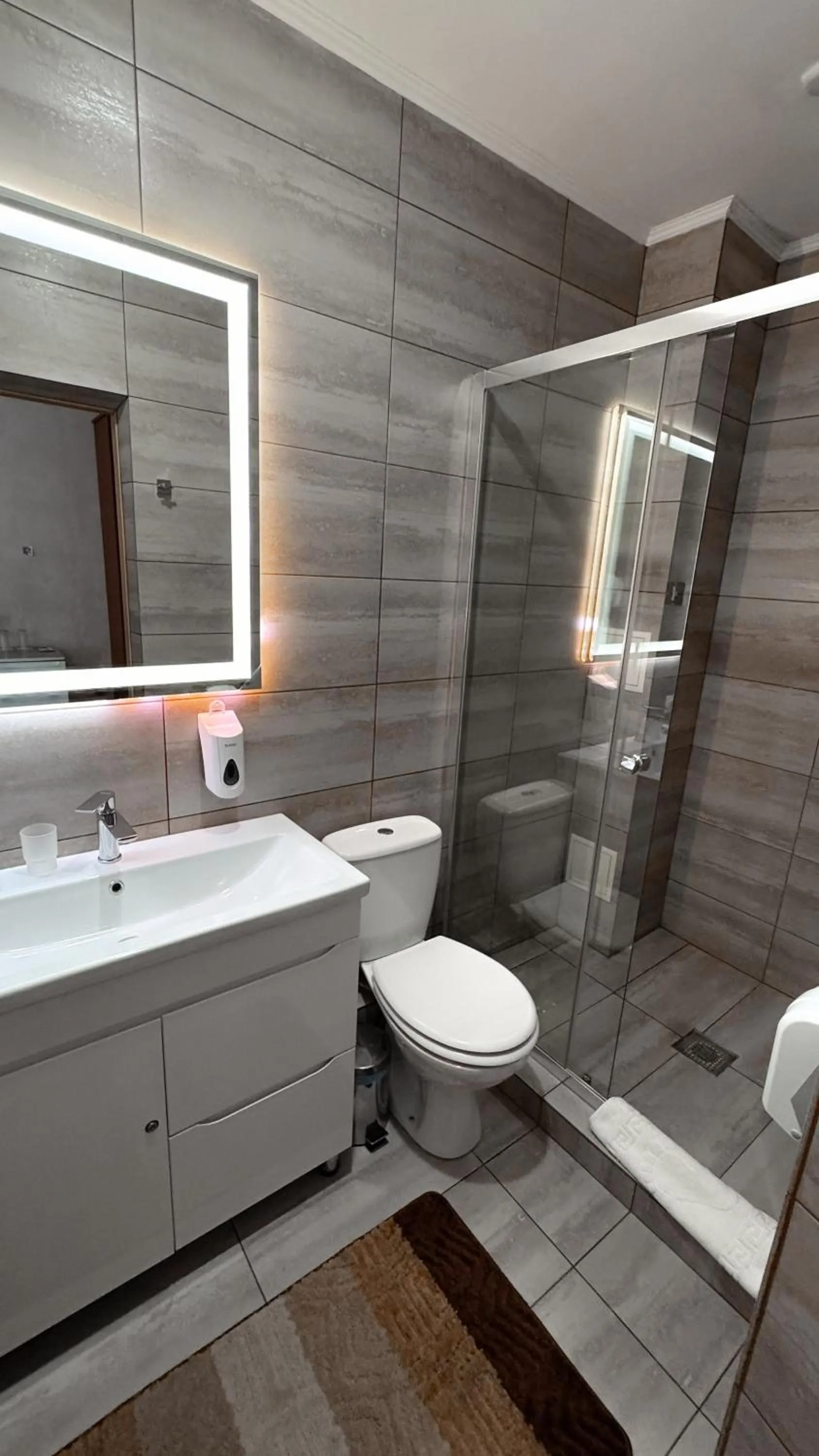Shower in Hotel Palace Ukraine
