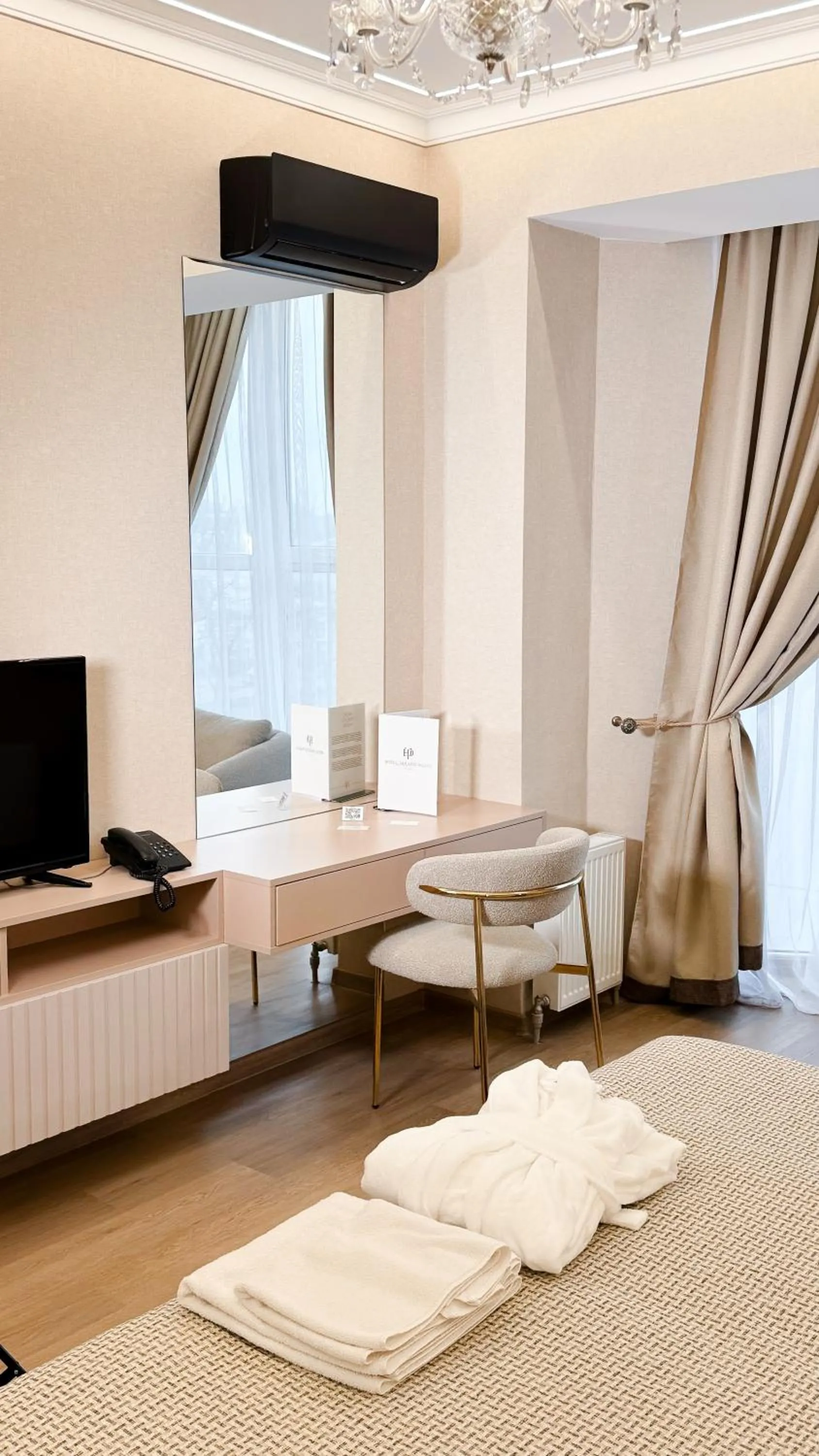Bedroom, Bed in Hotel Palace Ukraine
