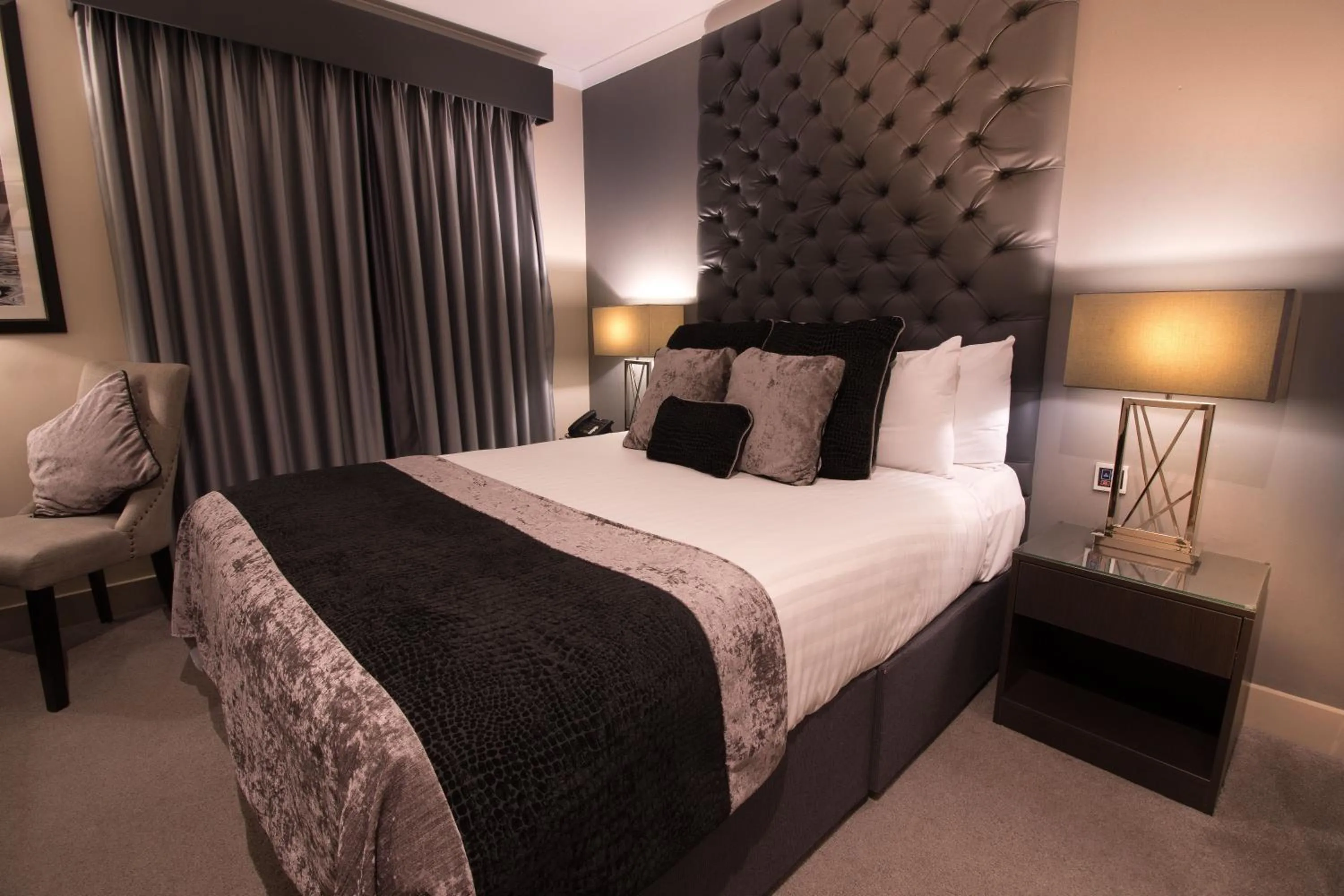 Bedroom, Bed in The Continental Hotel, Heathrow