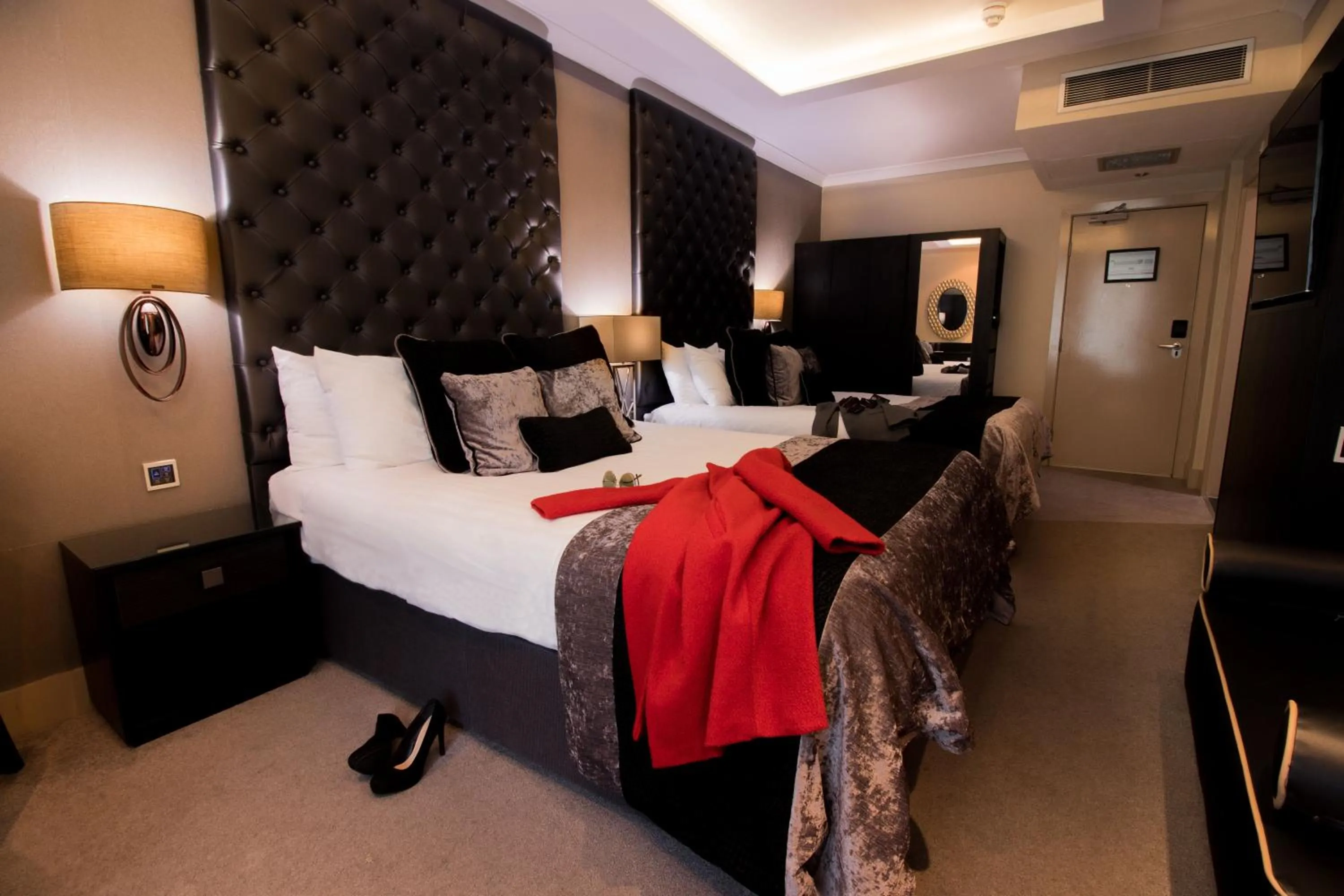 Bedroom, Bed in The Continental Hotel, Heathrow