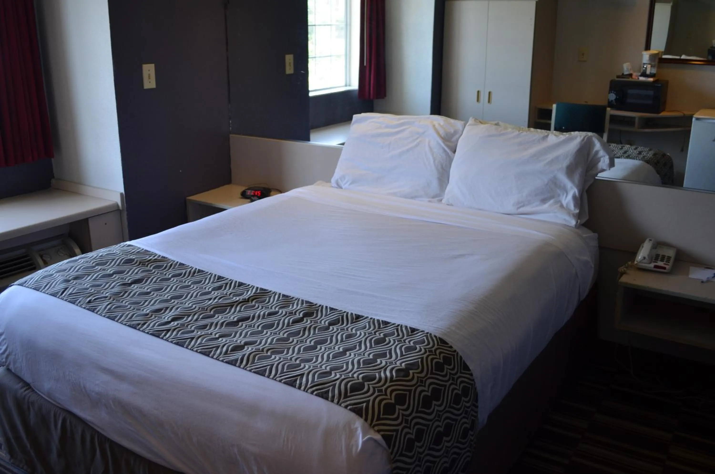 Bed in Stay Express inn and Suites Atlanta Union City