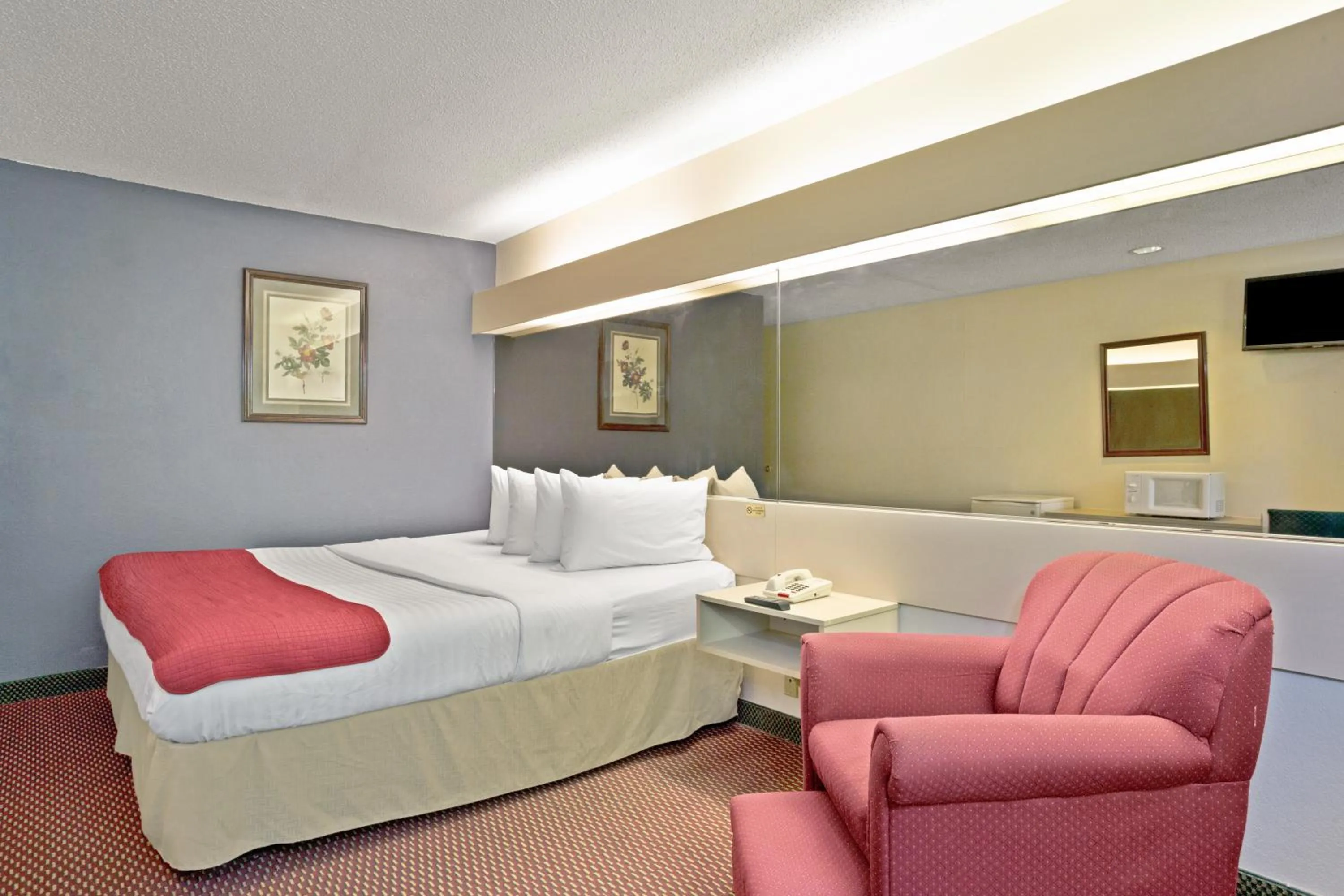 Seating area, Bed in Stay Express inn and Suites Atlanta Union City