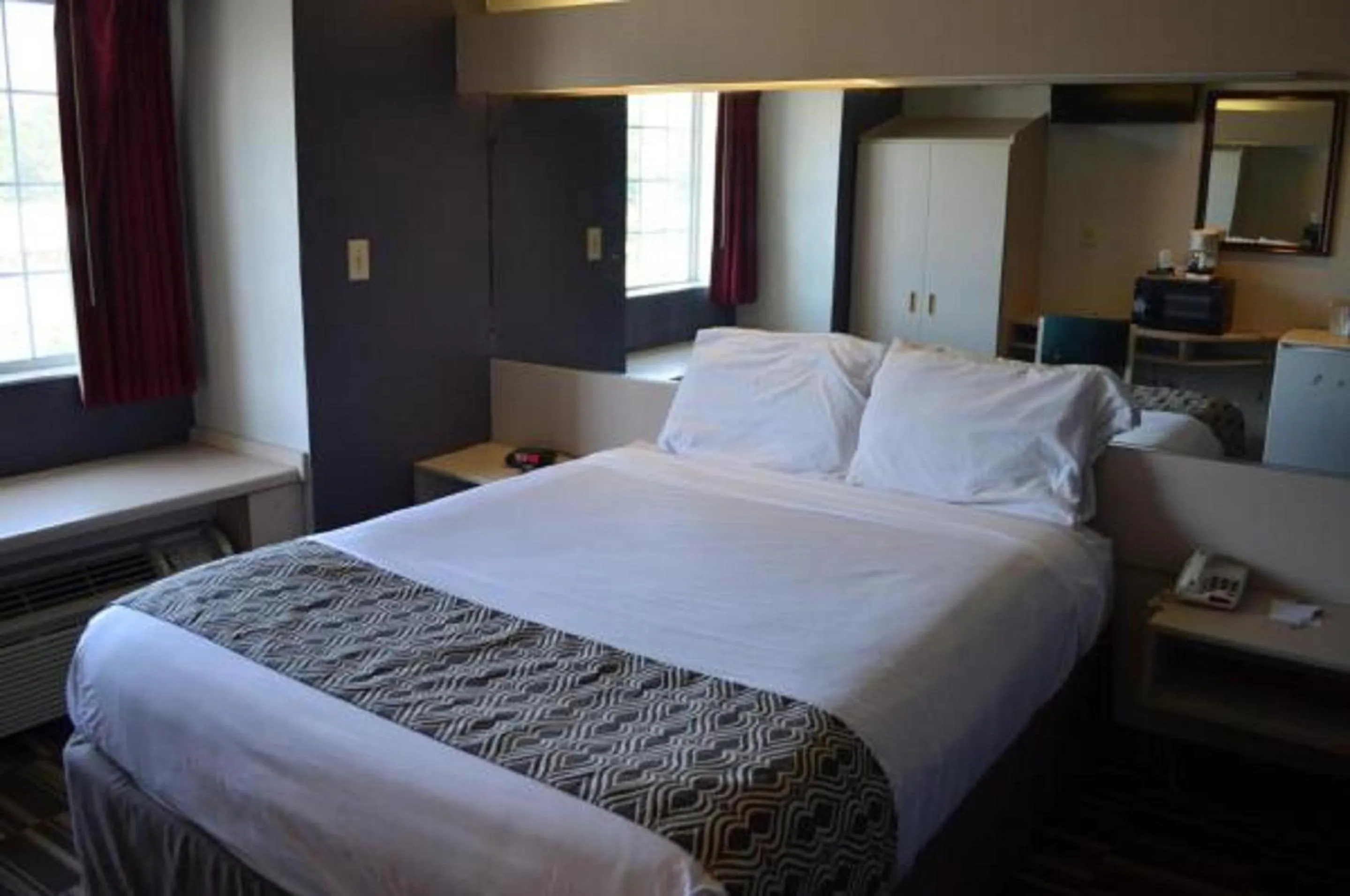 Bed in Stay Express inn and Suites Atlanta Union City