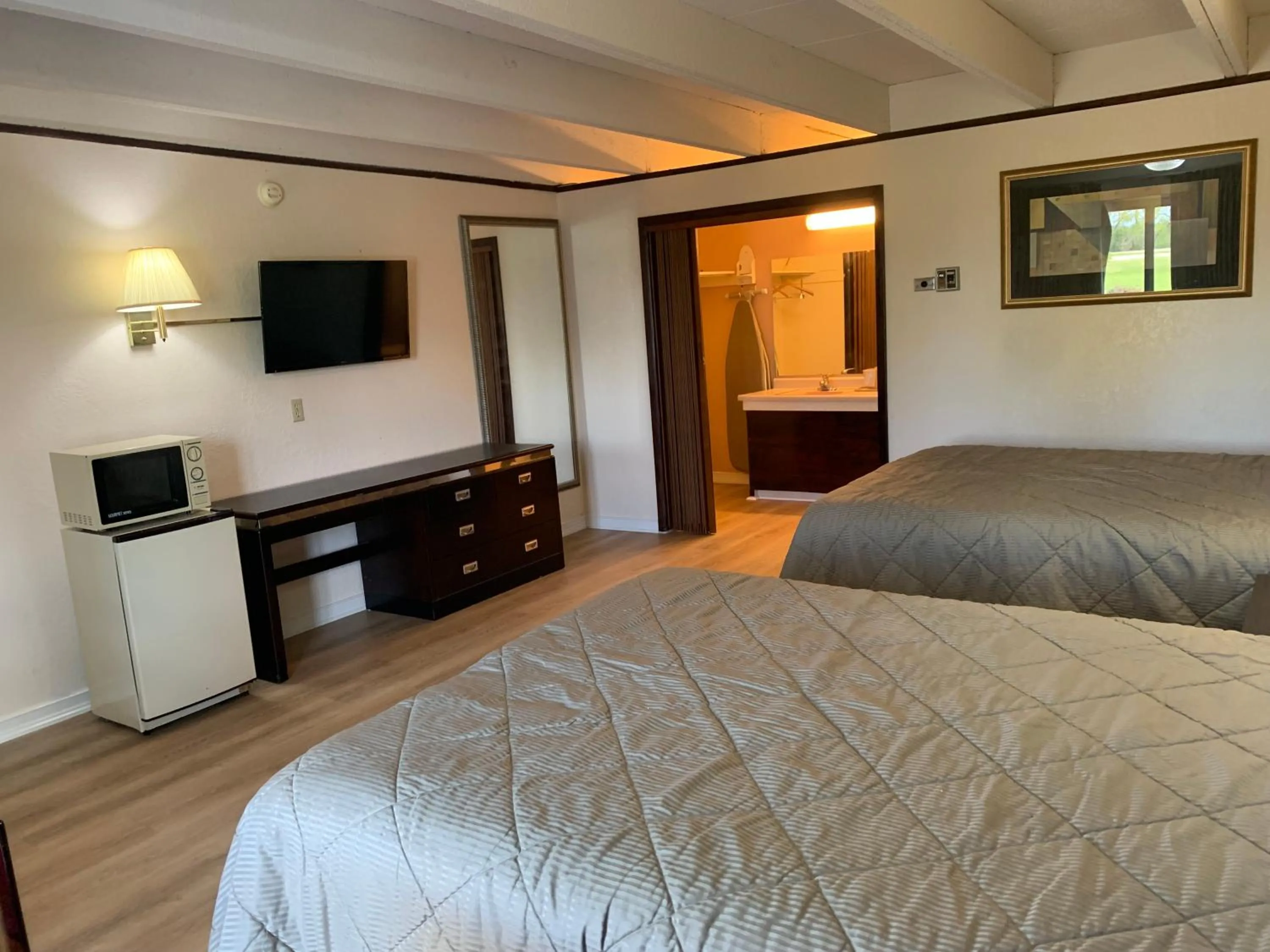 Communal lounge/ TV room, Bed in Tollway Inn Beloit