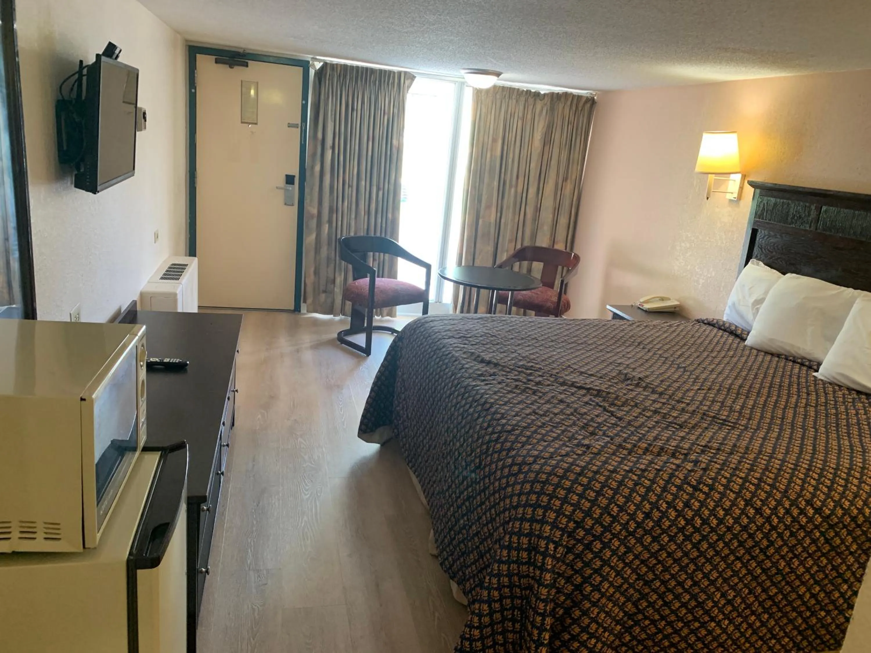 Bed in Tollway Inn Beloit