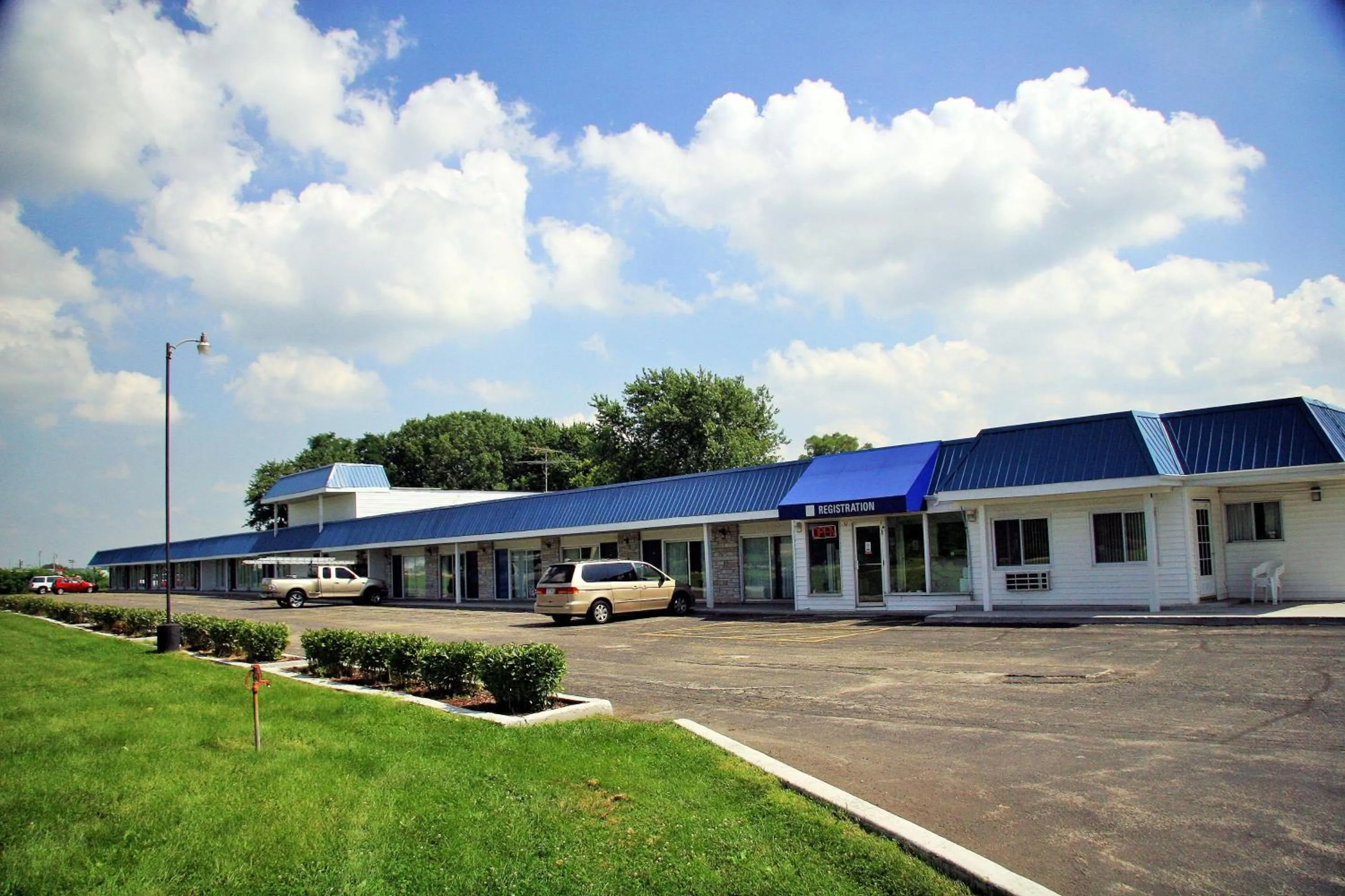 Facade/entrance in Tollway Inn Beloit