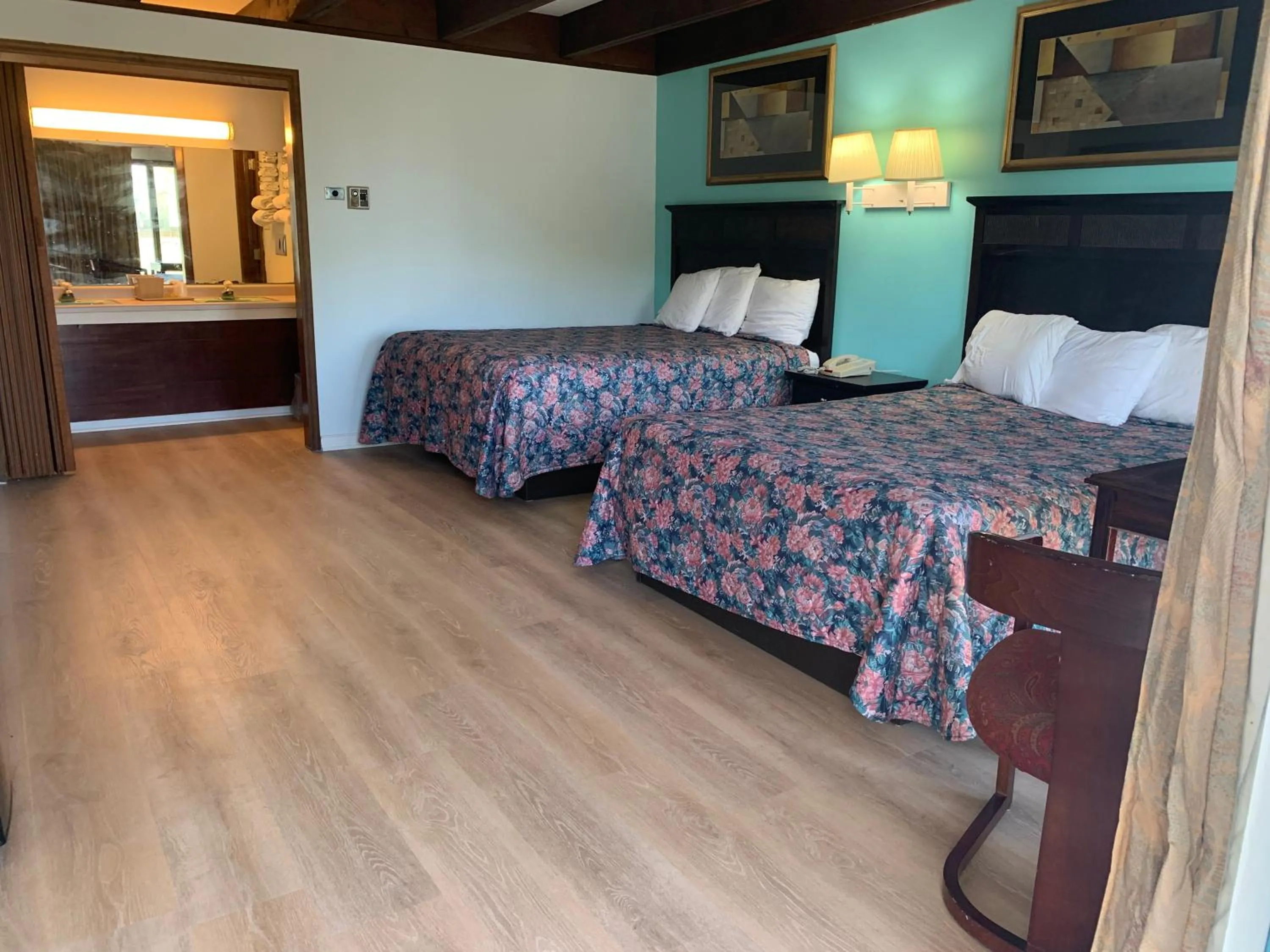 Bed in Tollway Inn Beloit