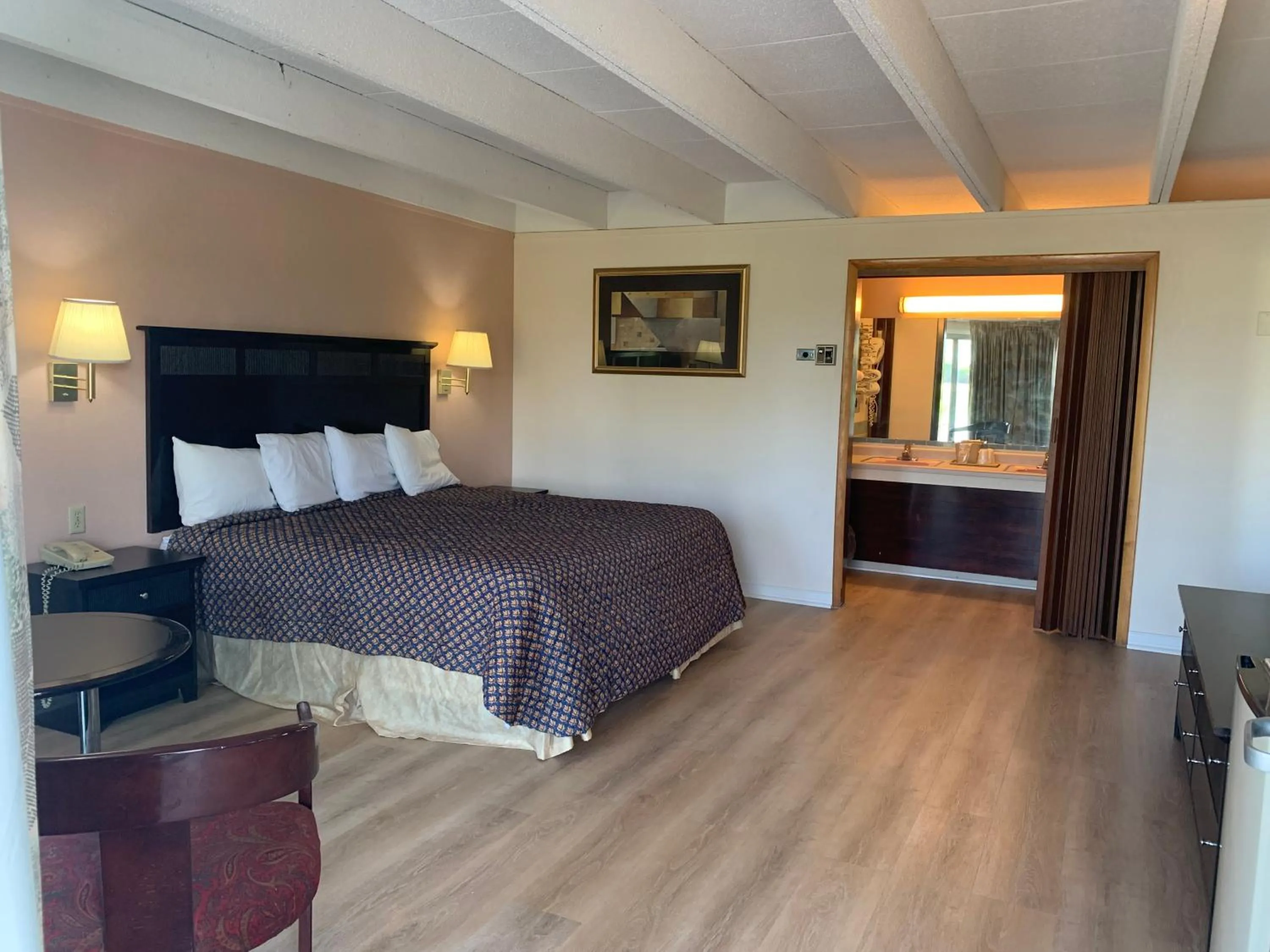 Bed in Tollway Inn Beloit