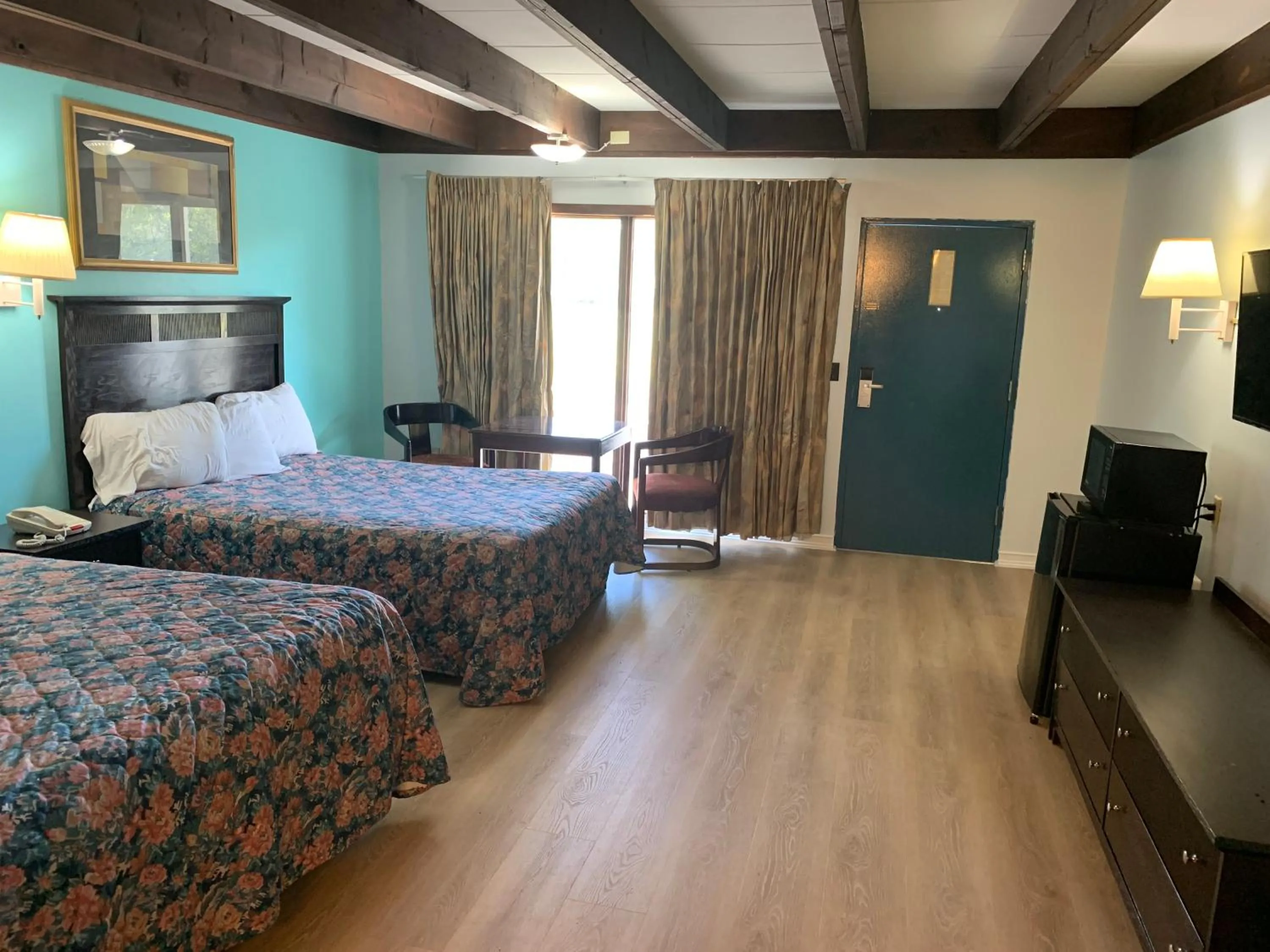 Bed in Tollway Inn Beloit