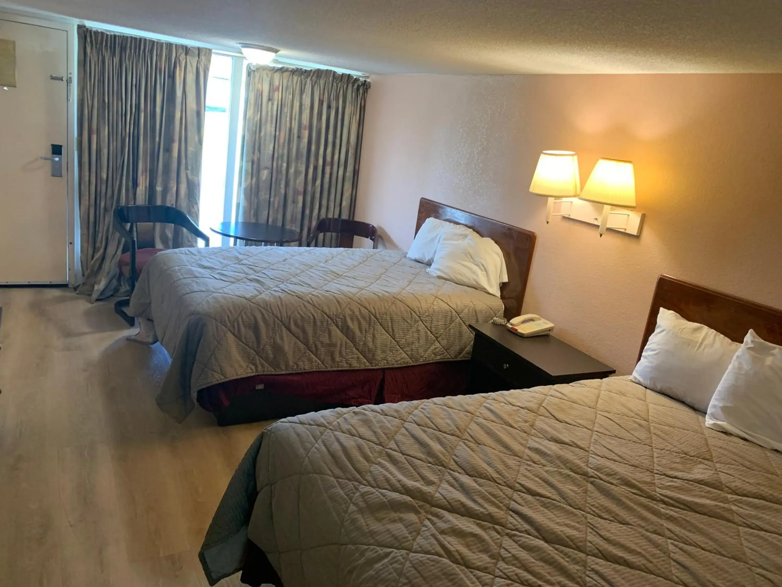 Double Room with Two Double Beds - Non-Smoking in Tollway Inn Beloit Double Room with Two Double Beds - Non-Smoking in Tollway Inn Beloit