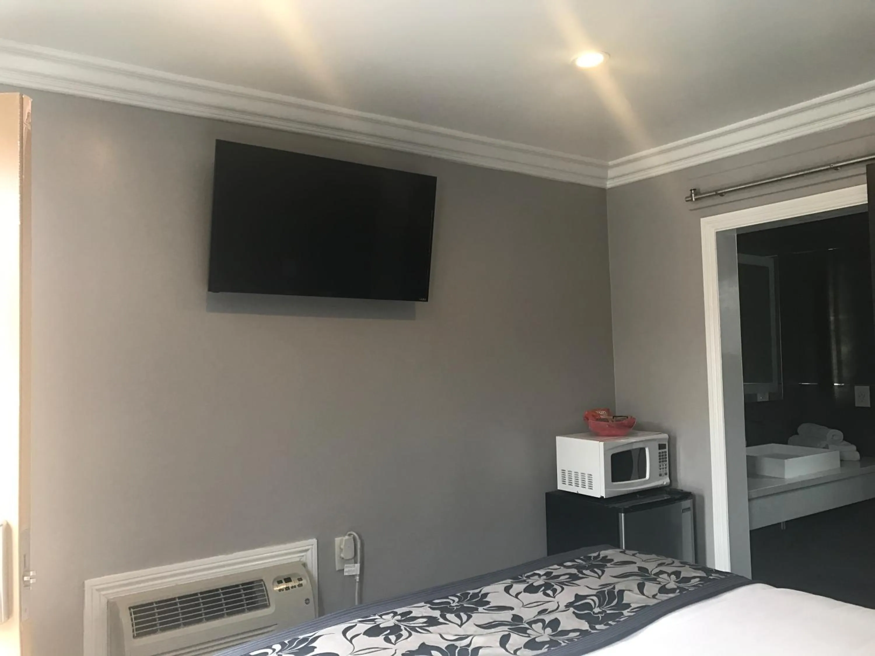 Photo of the whole room, Bed in La Bonita Inn Motel