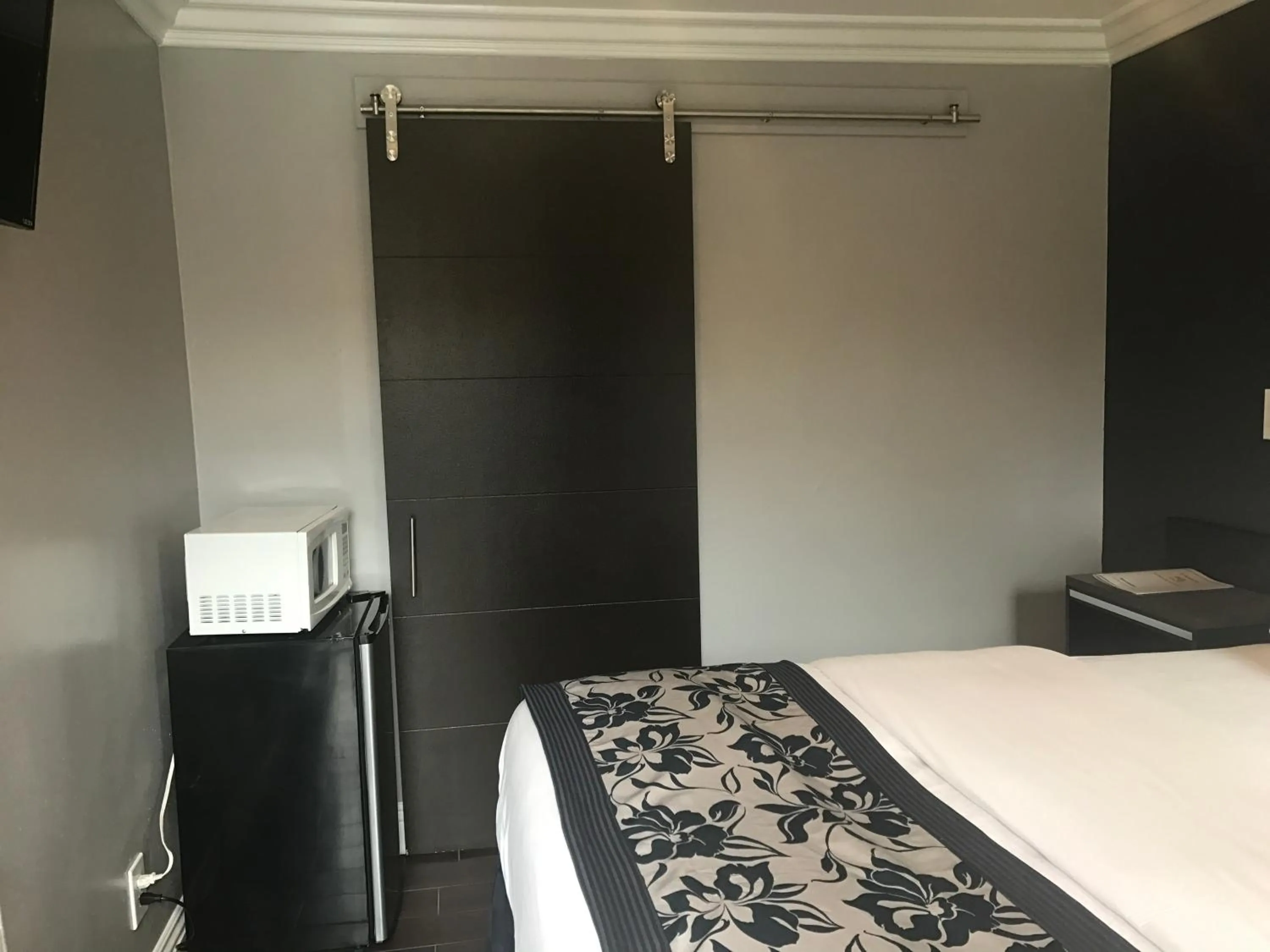 Bed in La Bonita Inn Motel