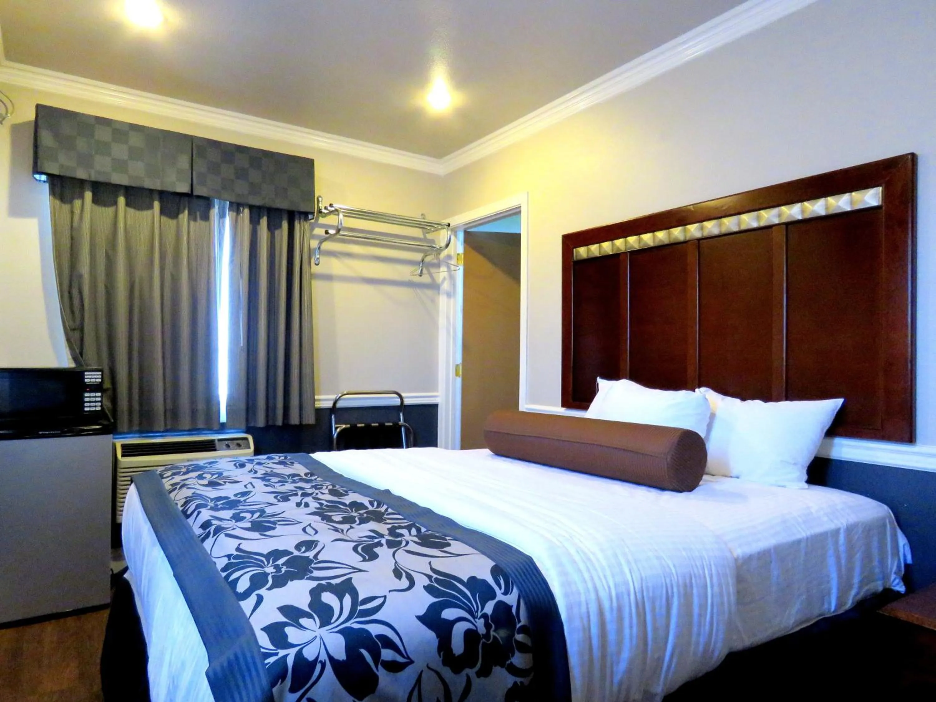 Photo of the whole room, Bed in La Bonita Inn Motel