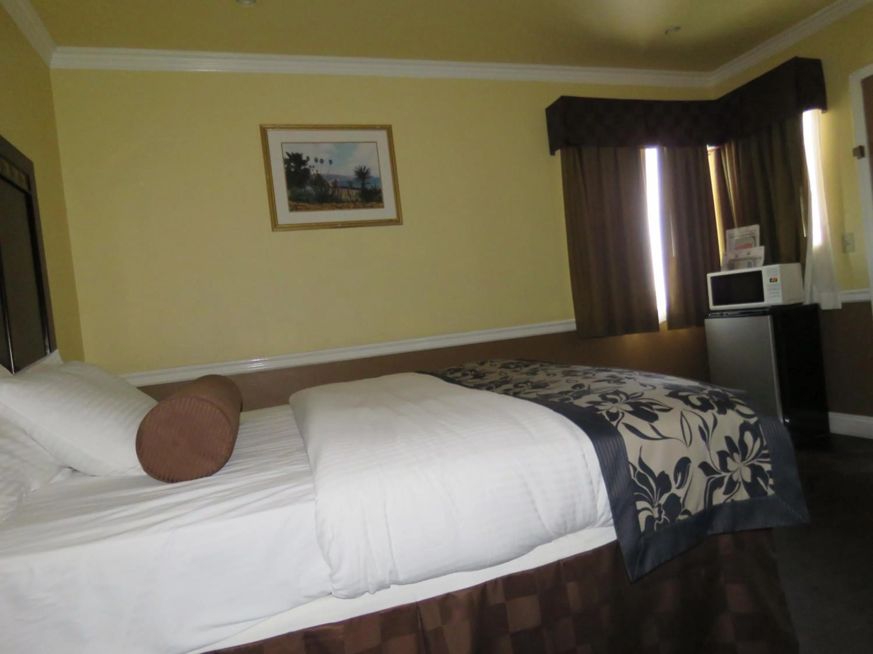 Bed in La Bonita Inn Motel