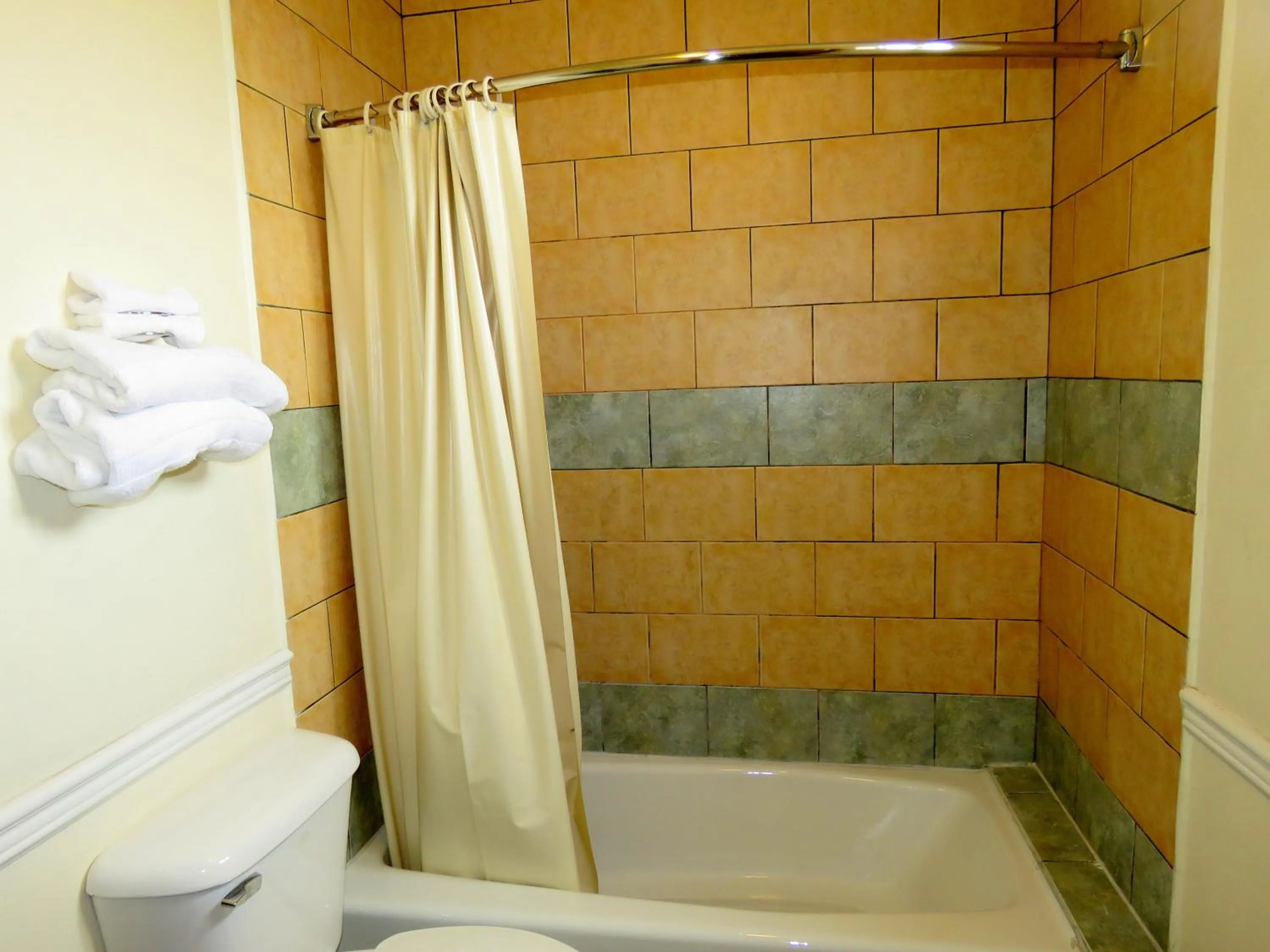 Bathroom in La Bonita Inn Motel